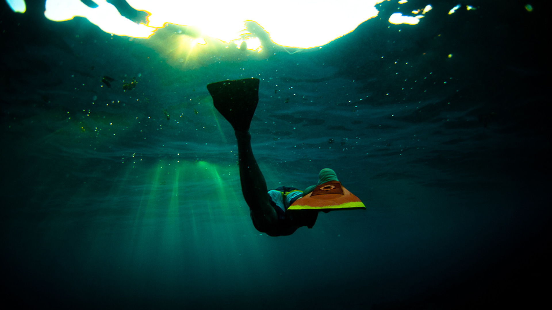 Подводная фотография пловца в ластах