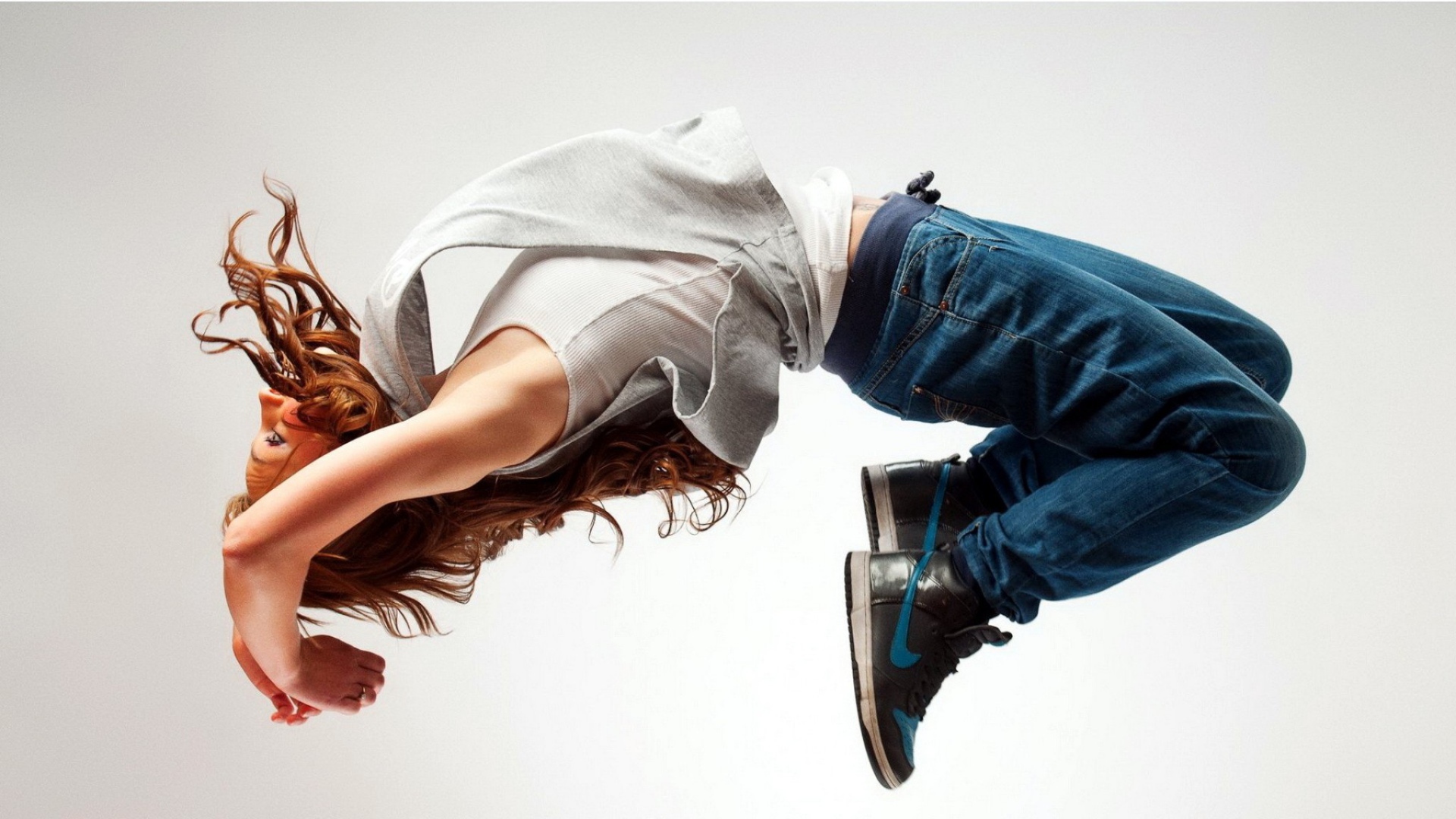 Девушка делает сальто