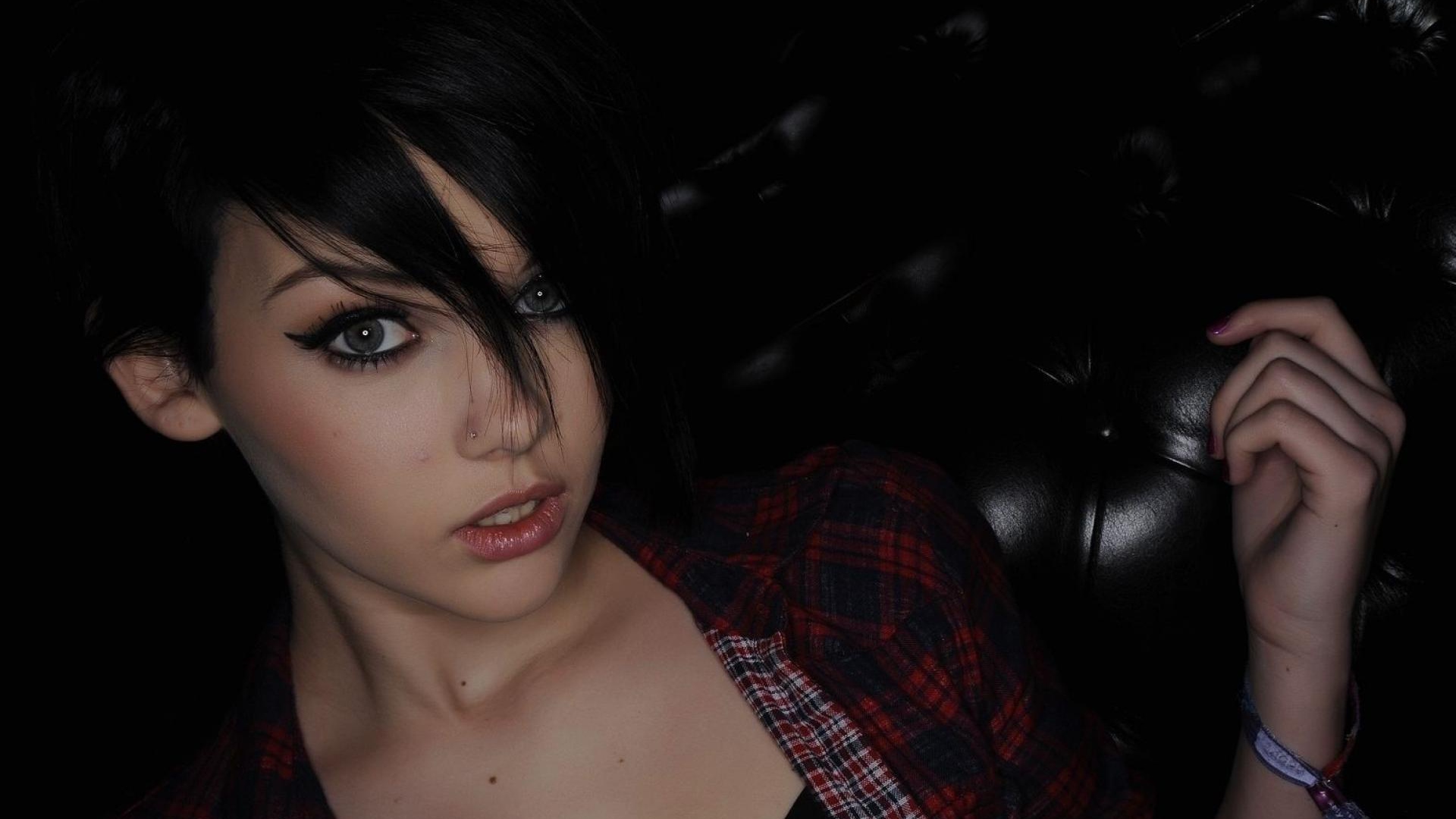 Молодая девушка брюнетка с пирсингом в носу