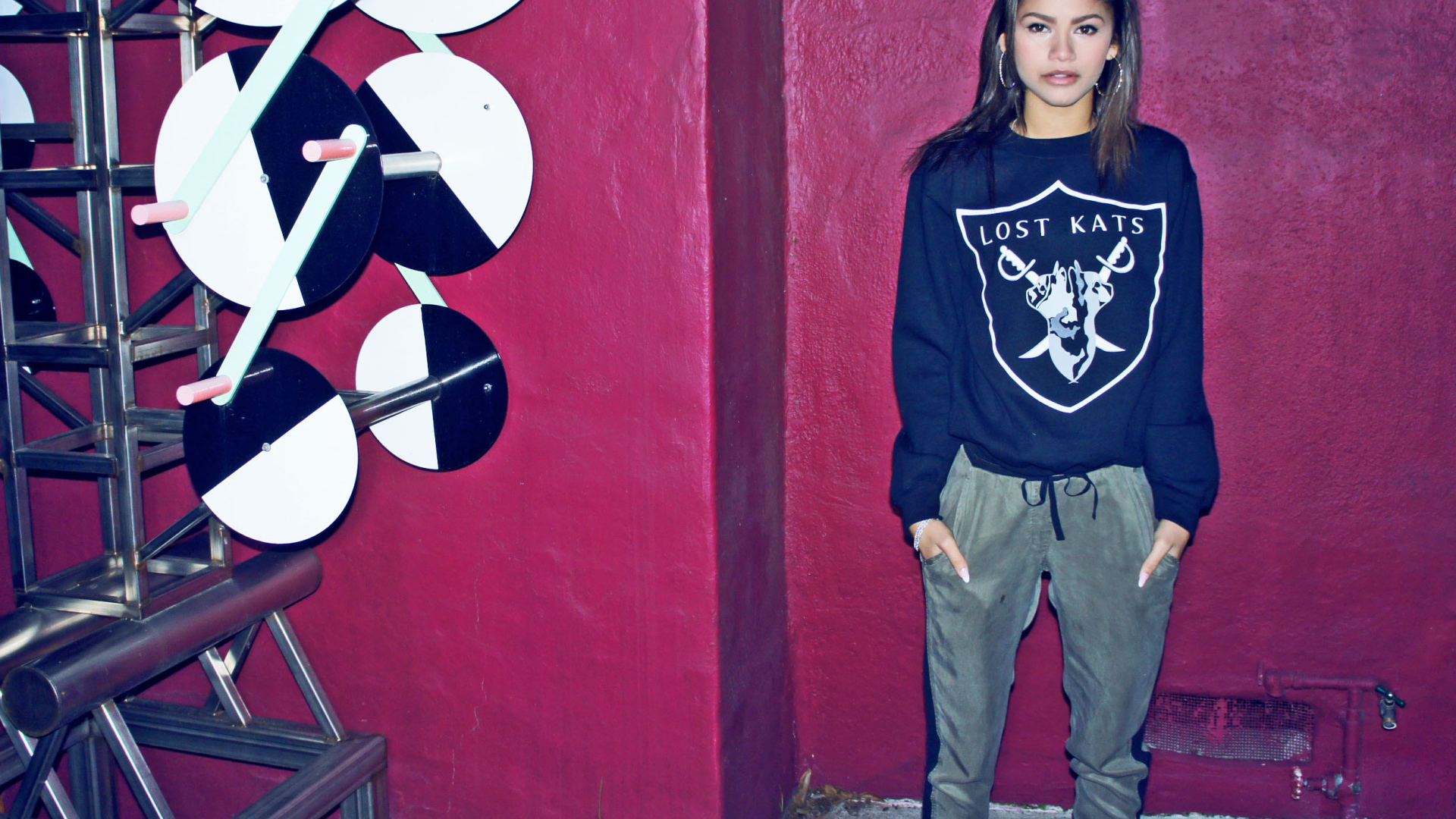 Девушка в кофте lost kats, стиль swag