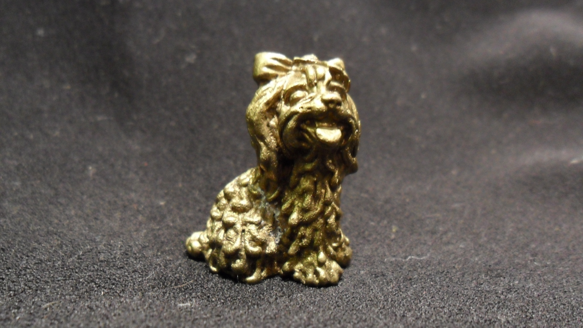 Золотая фигурка болонки