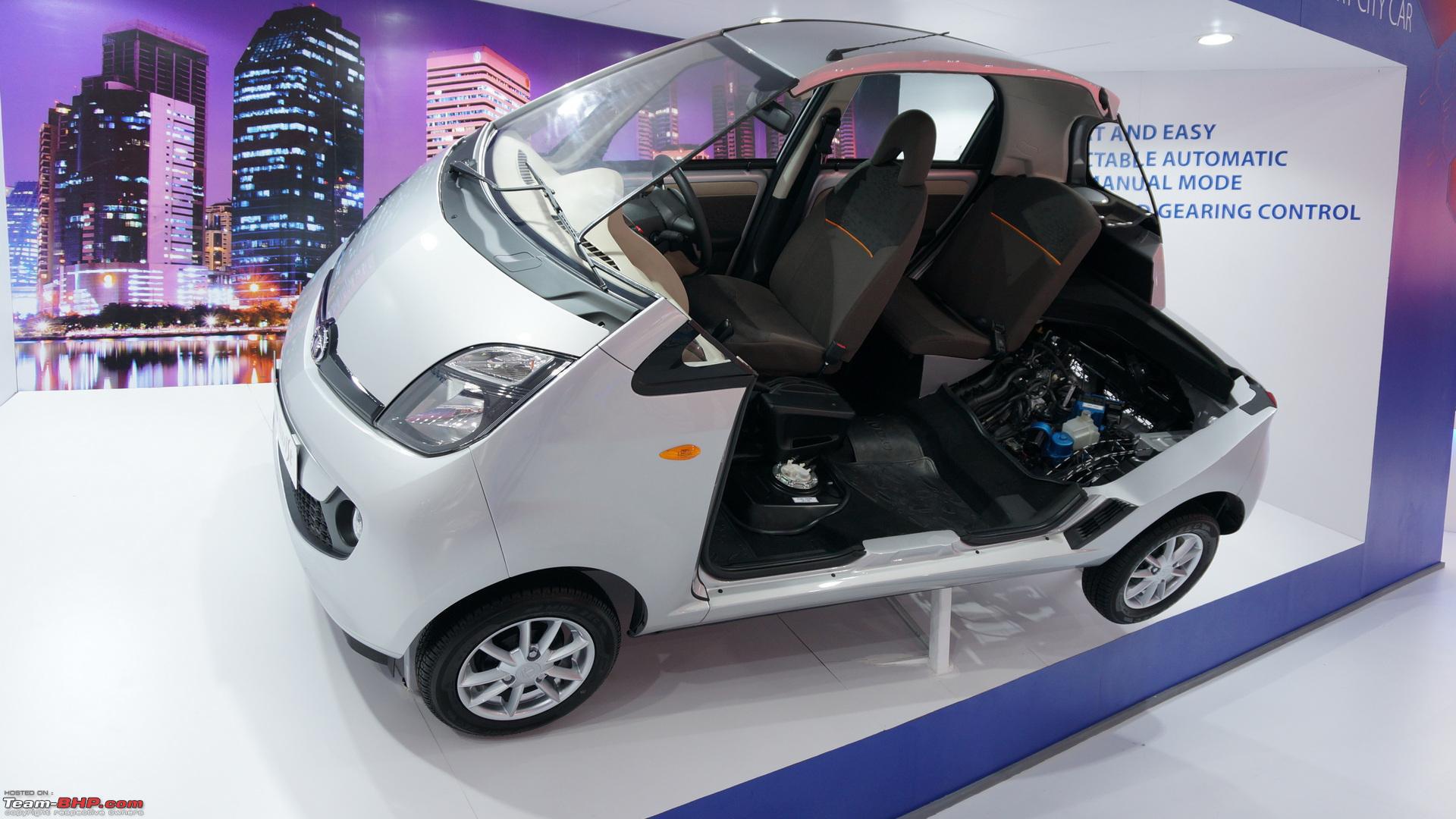 Автомобиль Tata Nano 2014 на дороге 
