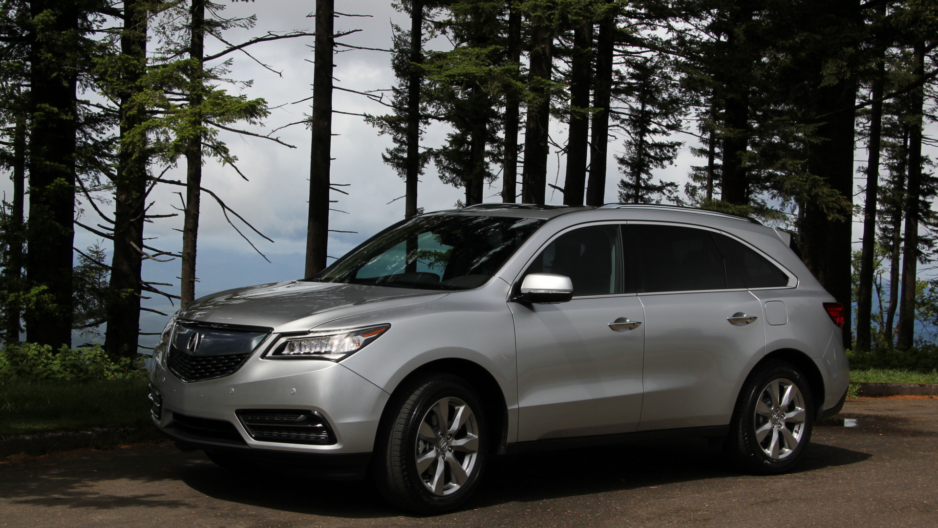 Автомобиль Acura RDX 2014 на дороге