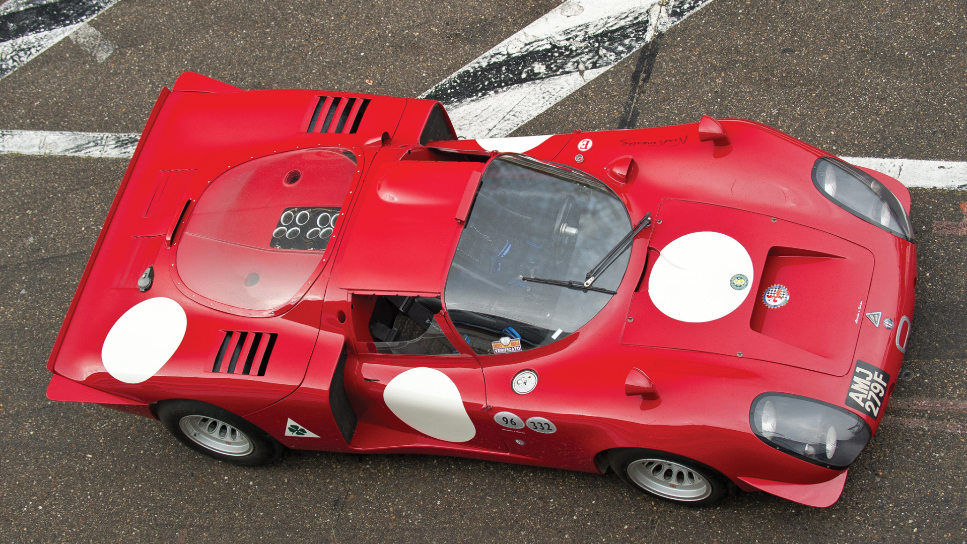 Автомобиль Alfa Romeo 33 на дороге