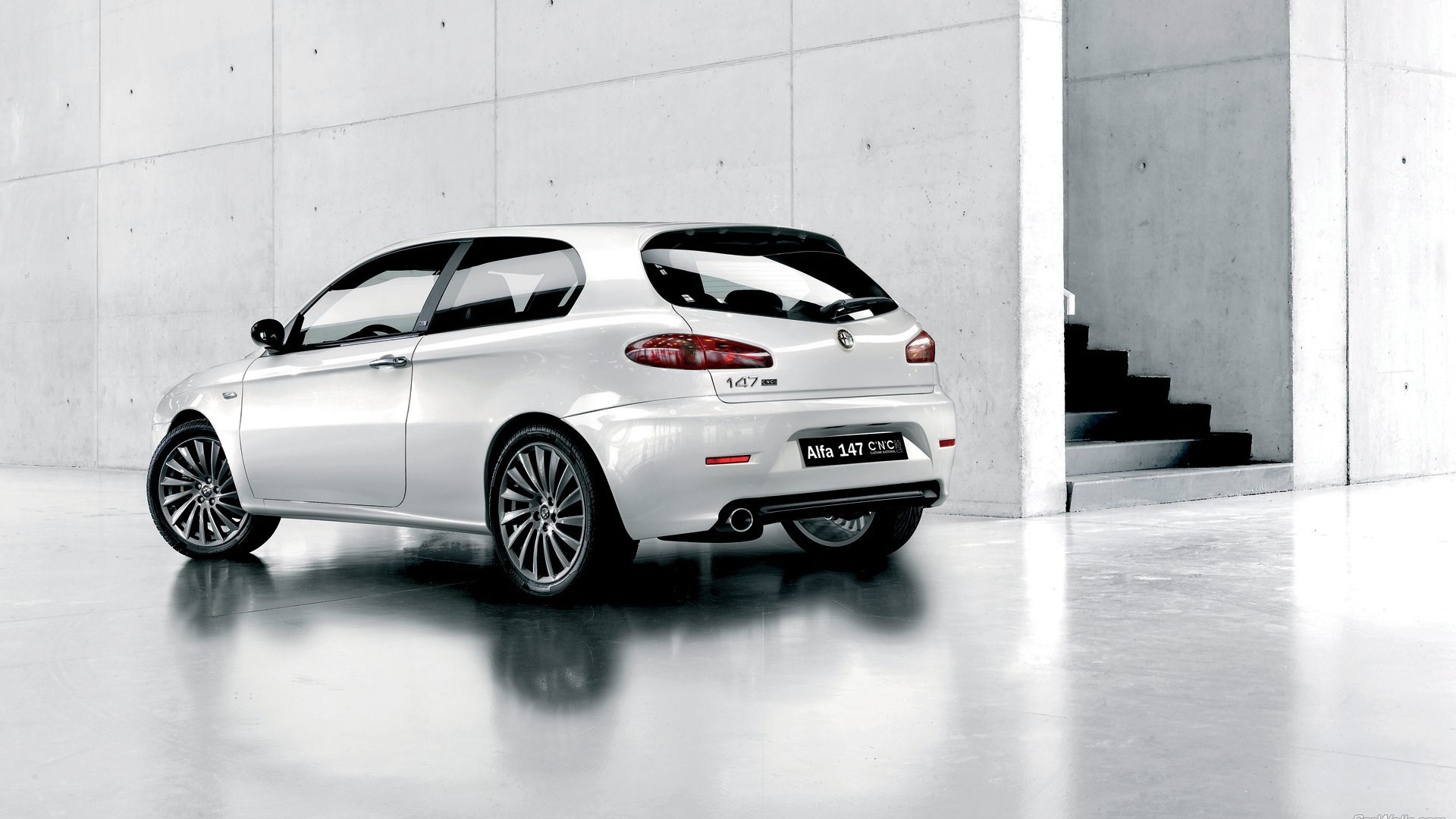 Альфа Ромэо у белой стены