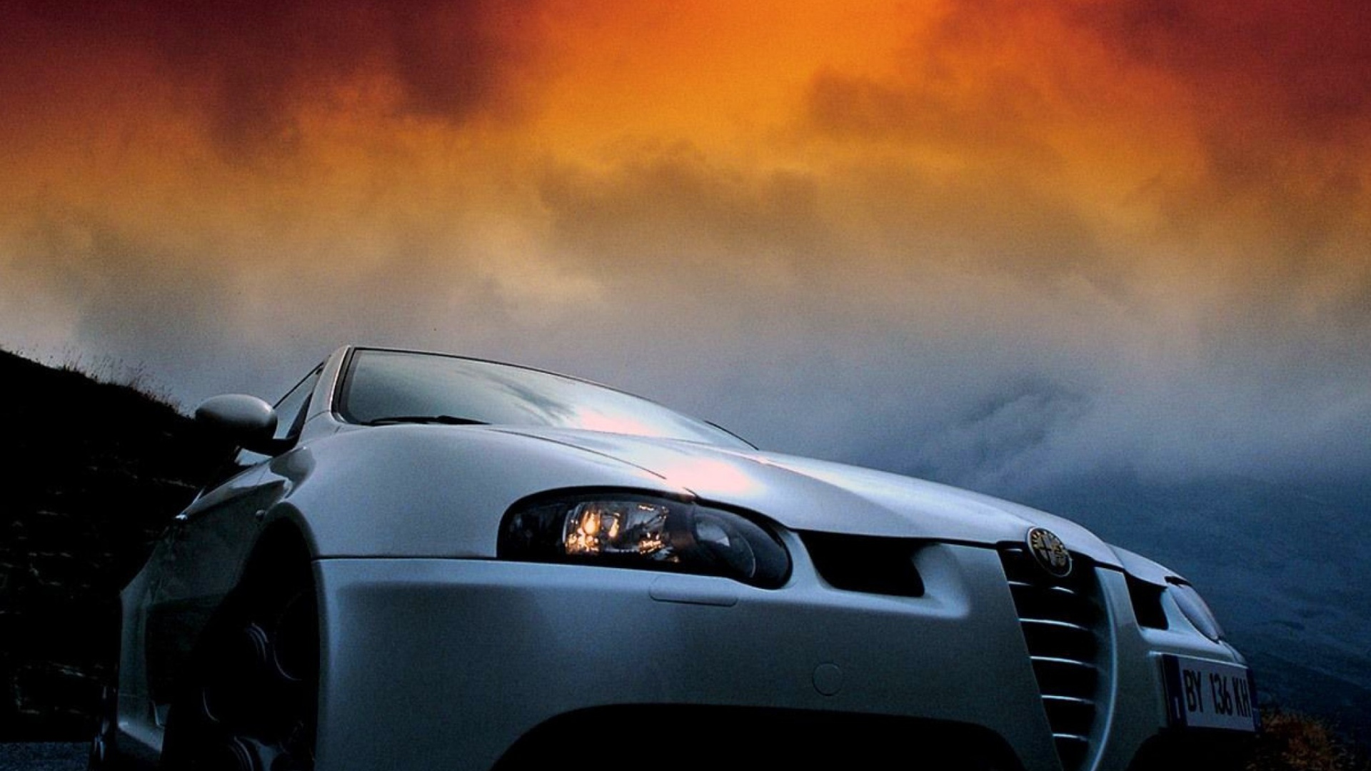 Красивый автомобиль Alfa Romeo 147