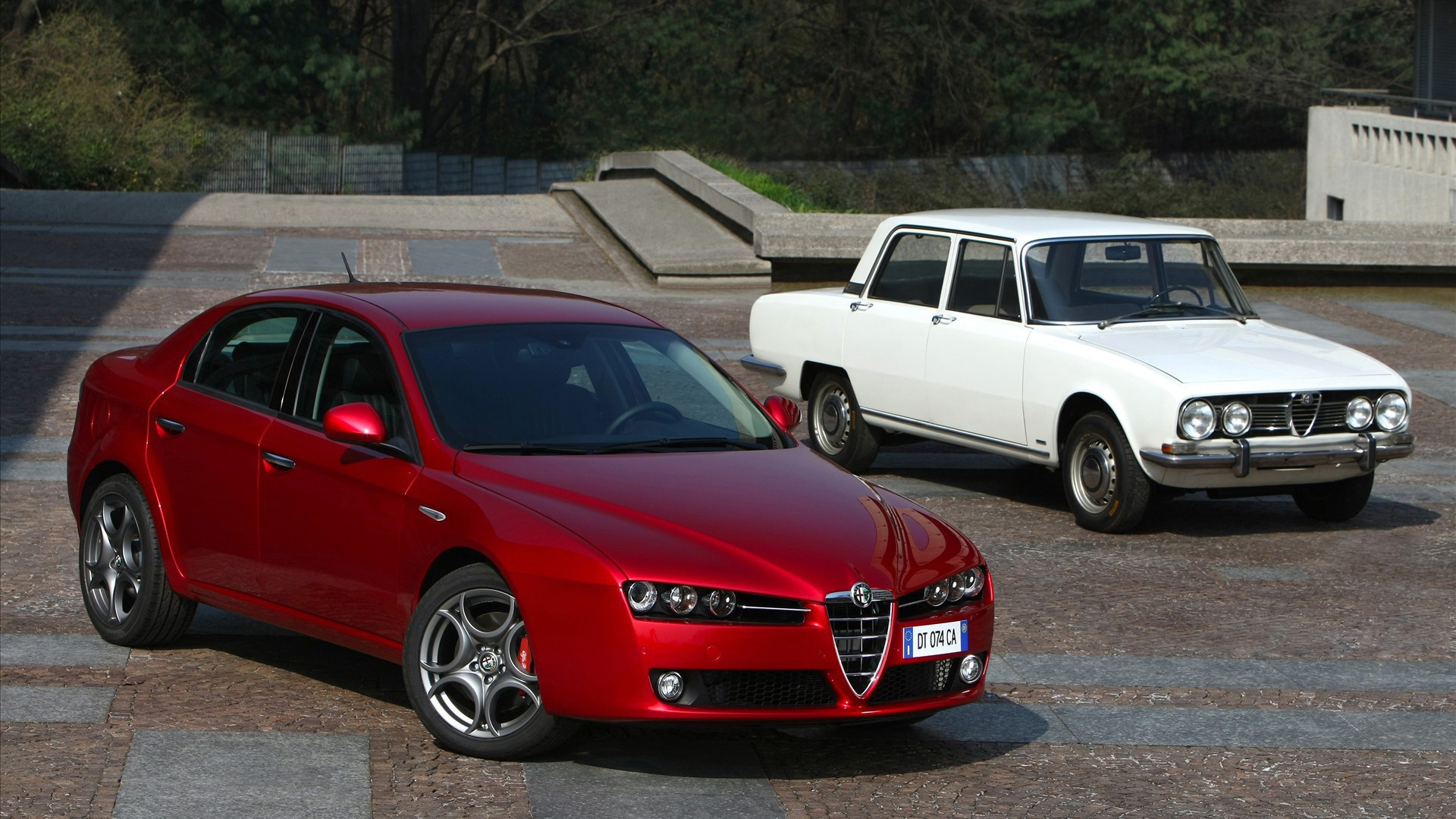 Красивый автомобиль Alfa Romeo 159 в Москве