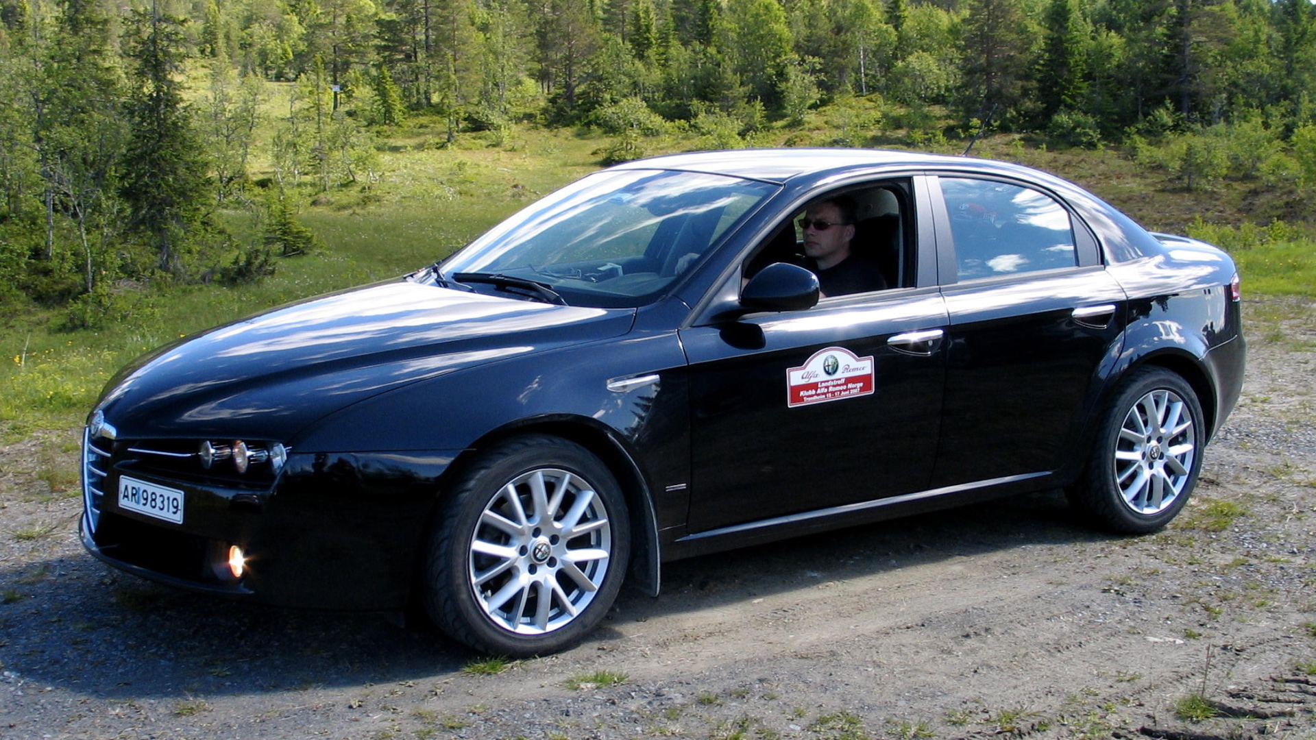 Черная Alfa Romeo 159