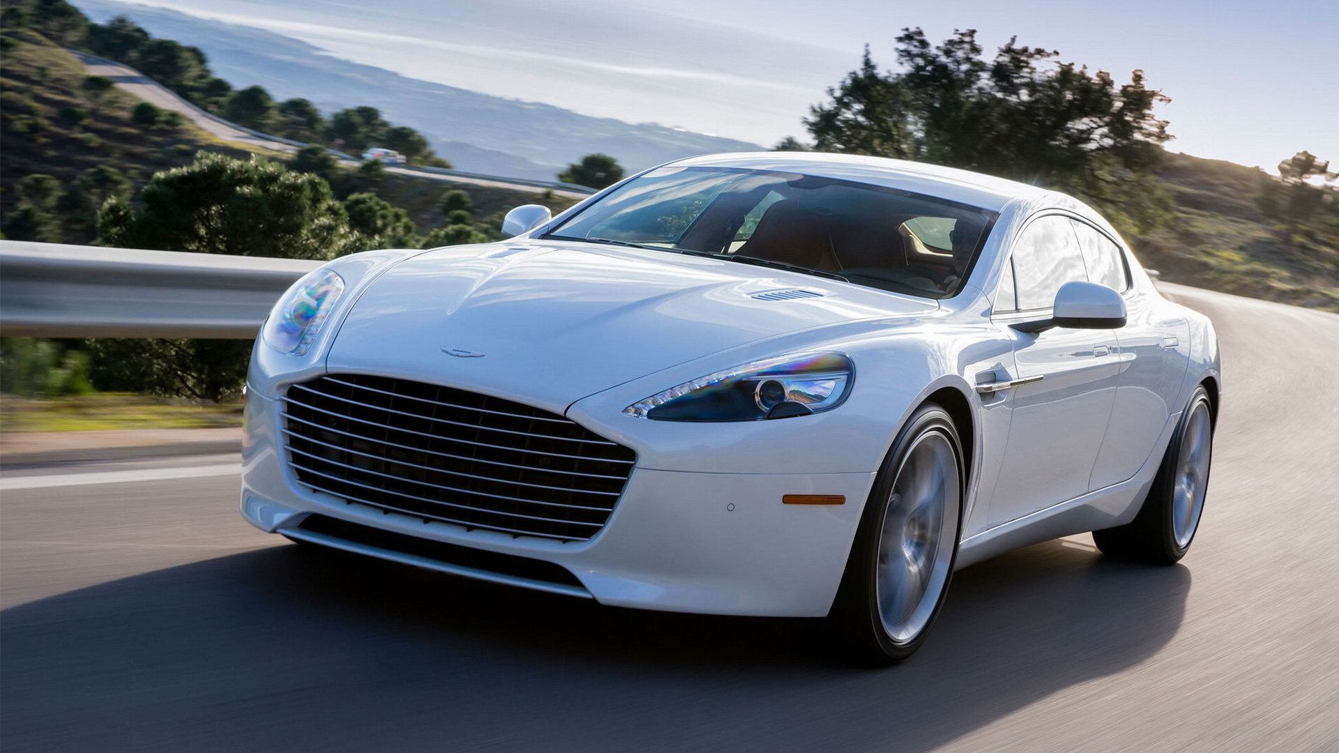 Автомобиль Aston Martin 2014 на дороге
