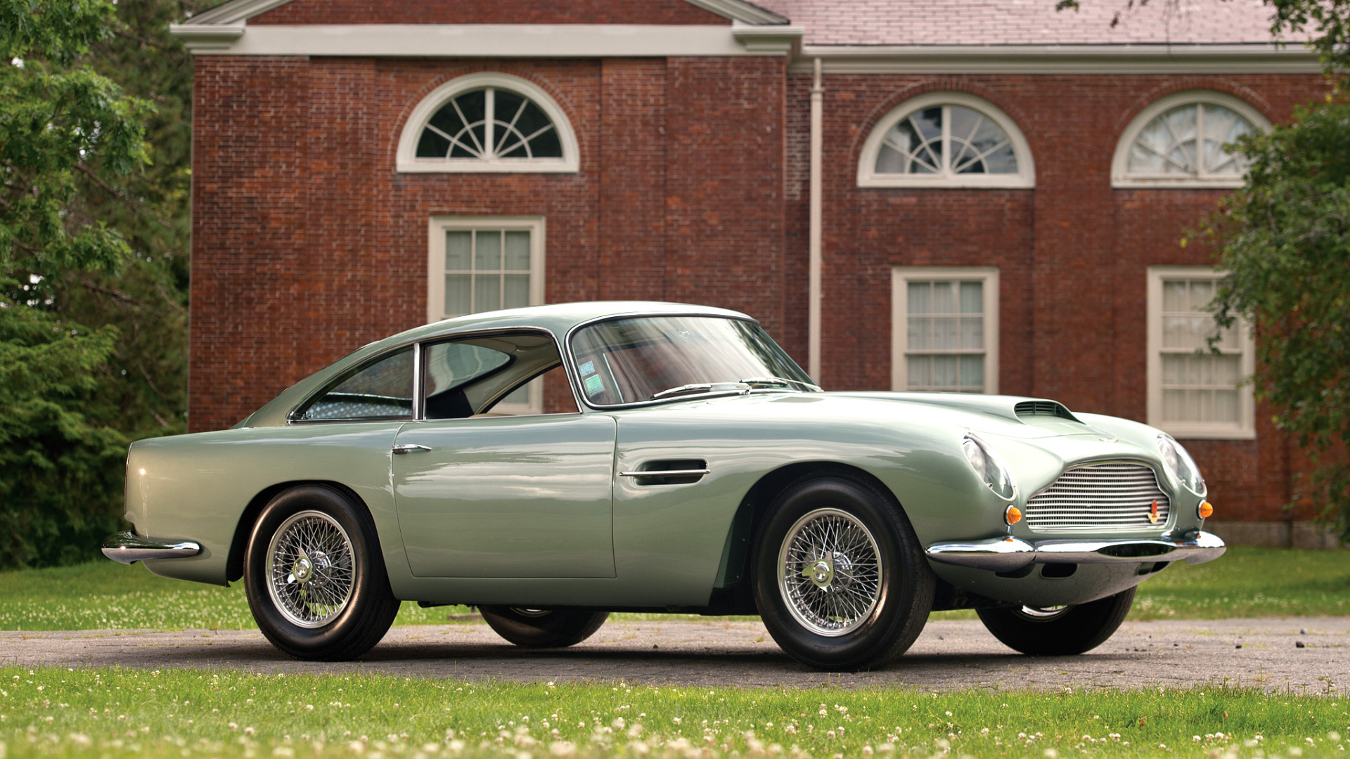 Красивый автомобиль Aston Martin db4