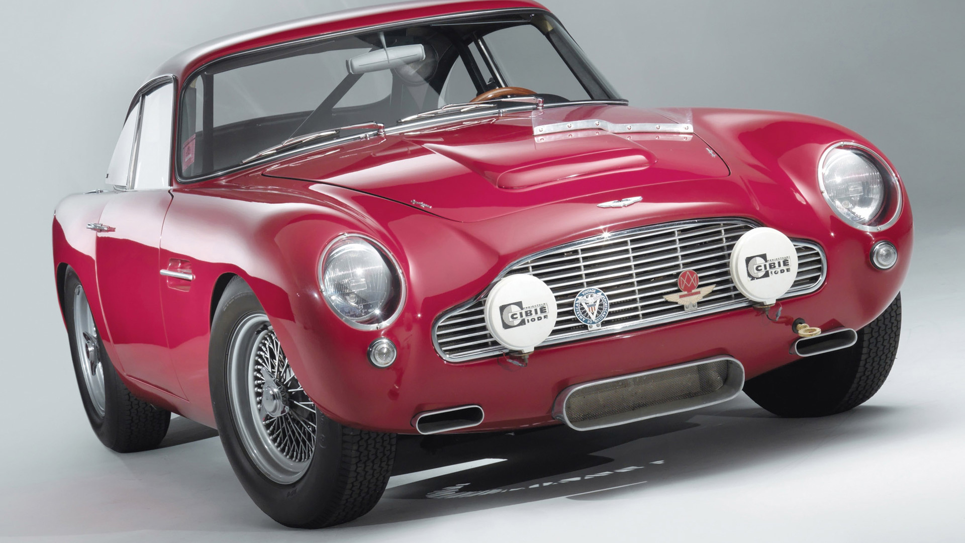 Красивый автомобиль Aston Martin db4 в Москве