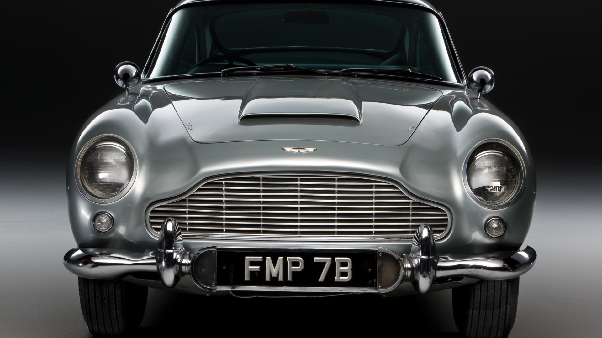 Красивый автомобиль Aston Martin db5