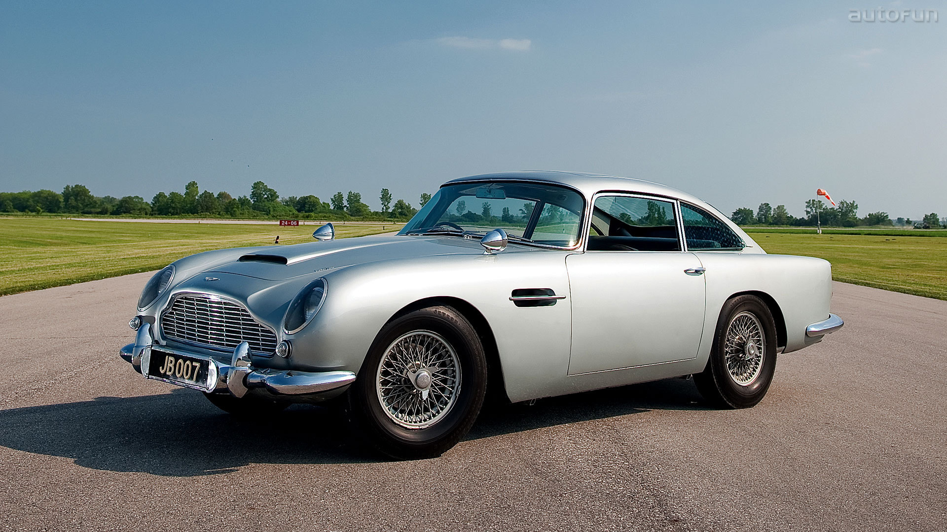 Красивый автомобиль Aston Martin db5 в Москве