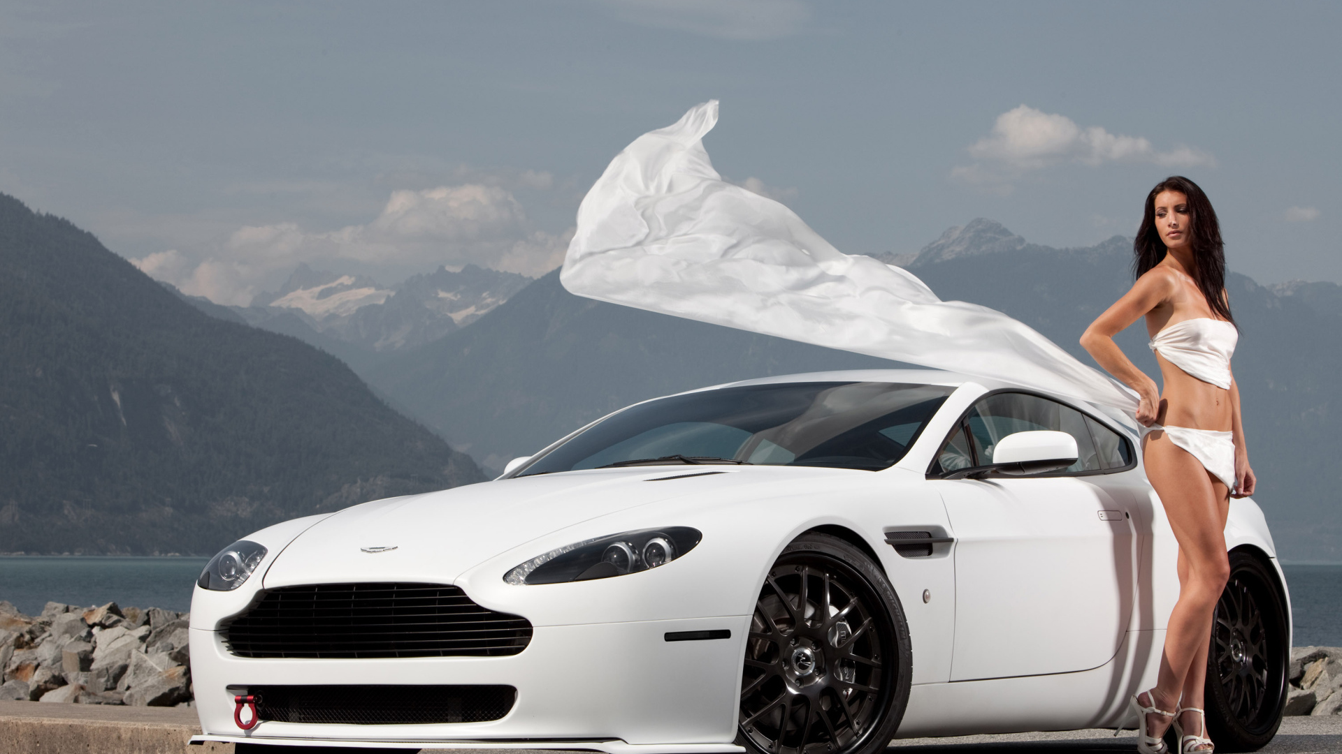 Красивый автомобиль Aston Martin v8 vantage