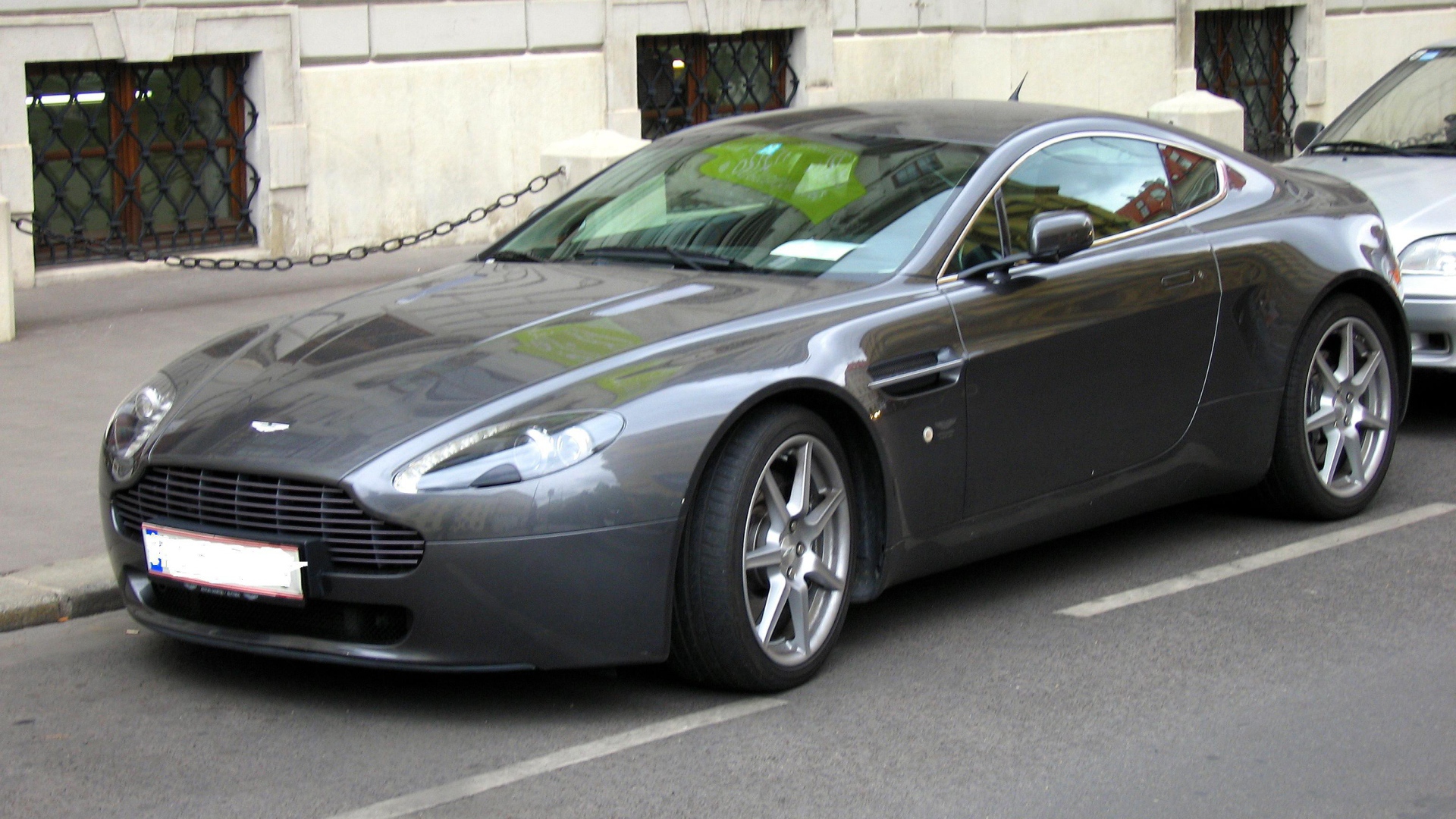 Автомобиль Aston Martin aspire на дороге