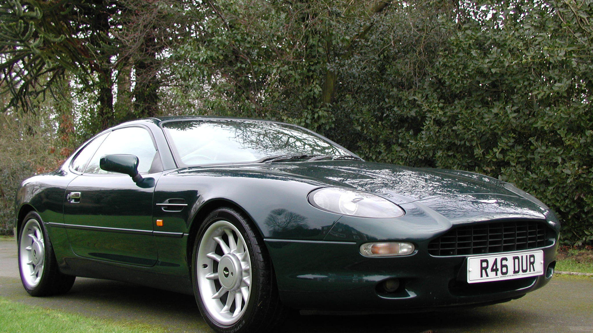 Автомобиль марки Aston Martin модели db7