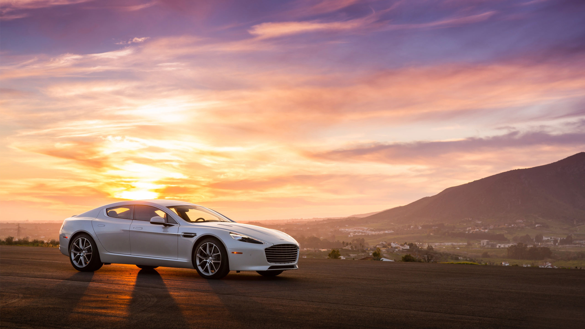 Надежный автомобиль Aston Martin 2014