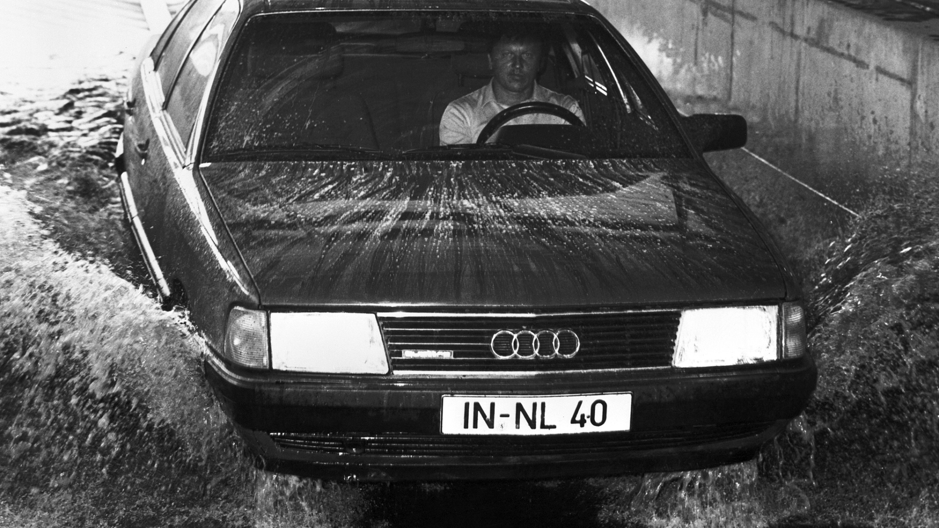 Автомобиль Audi 100 на дороге