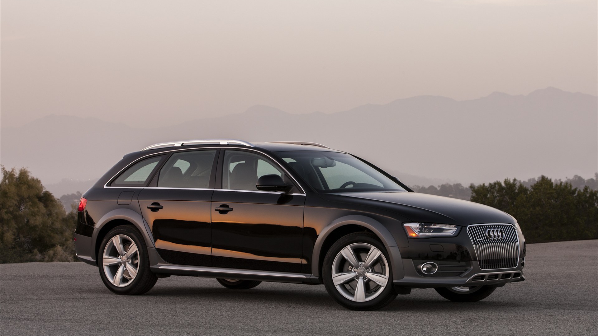 Автомобиль Audi allroad на дороге