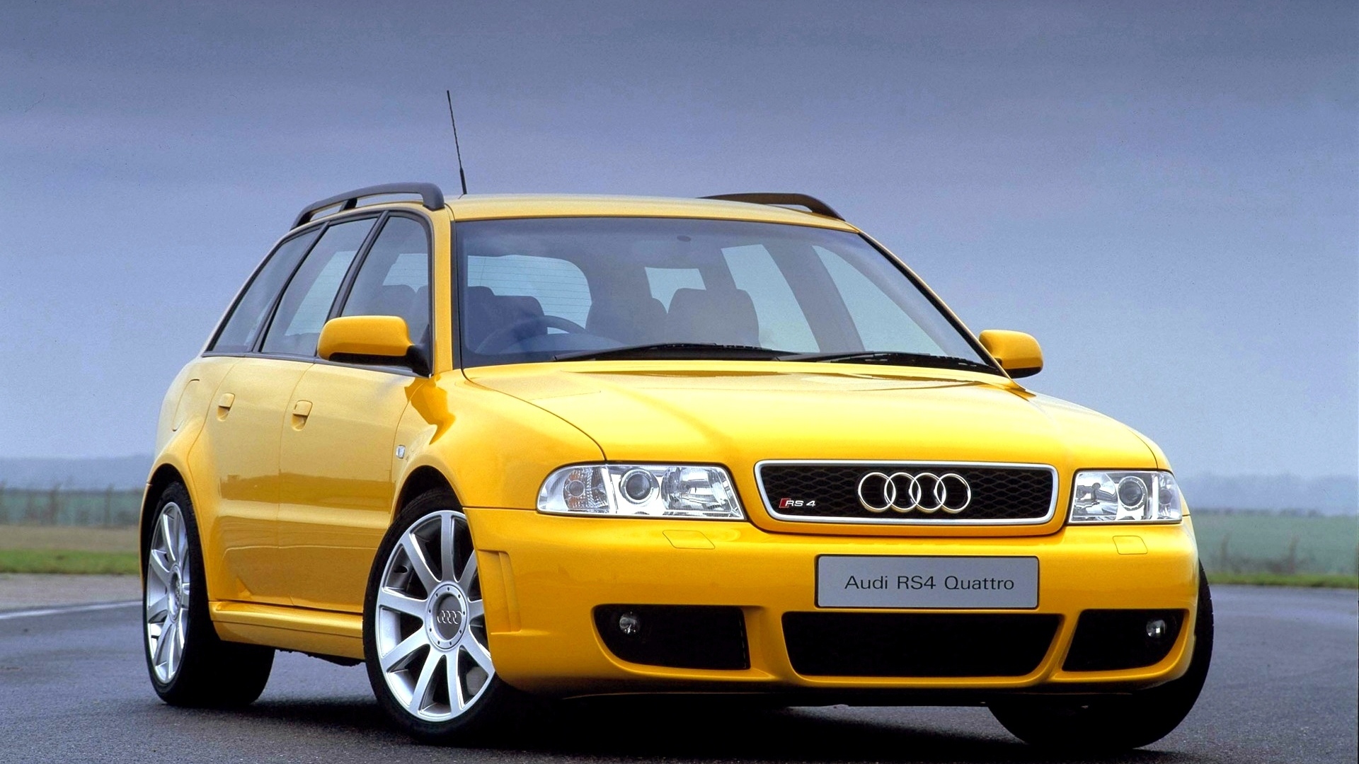 Автомобиль Audi b5 на дороге