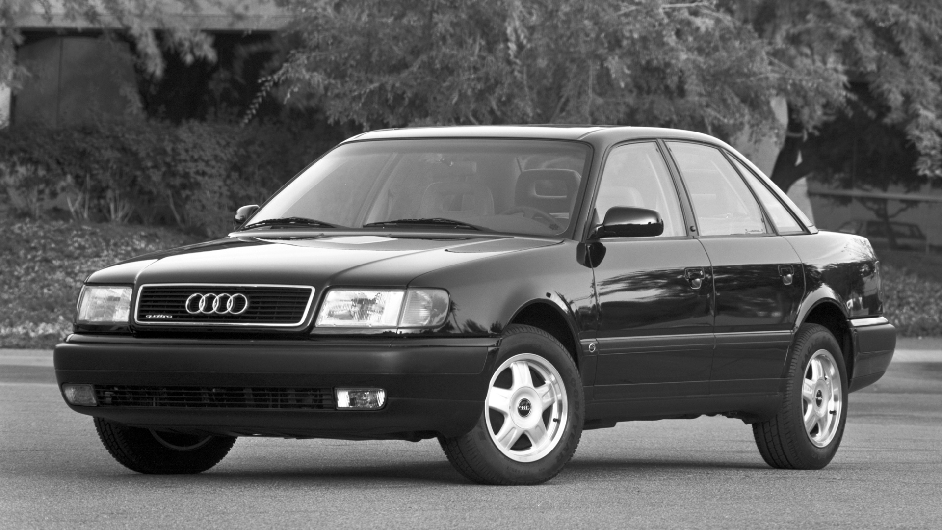 Красивый автомобиль Audi 100