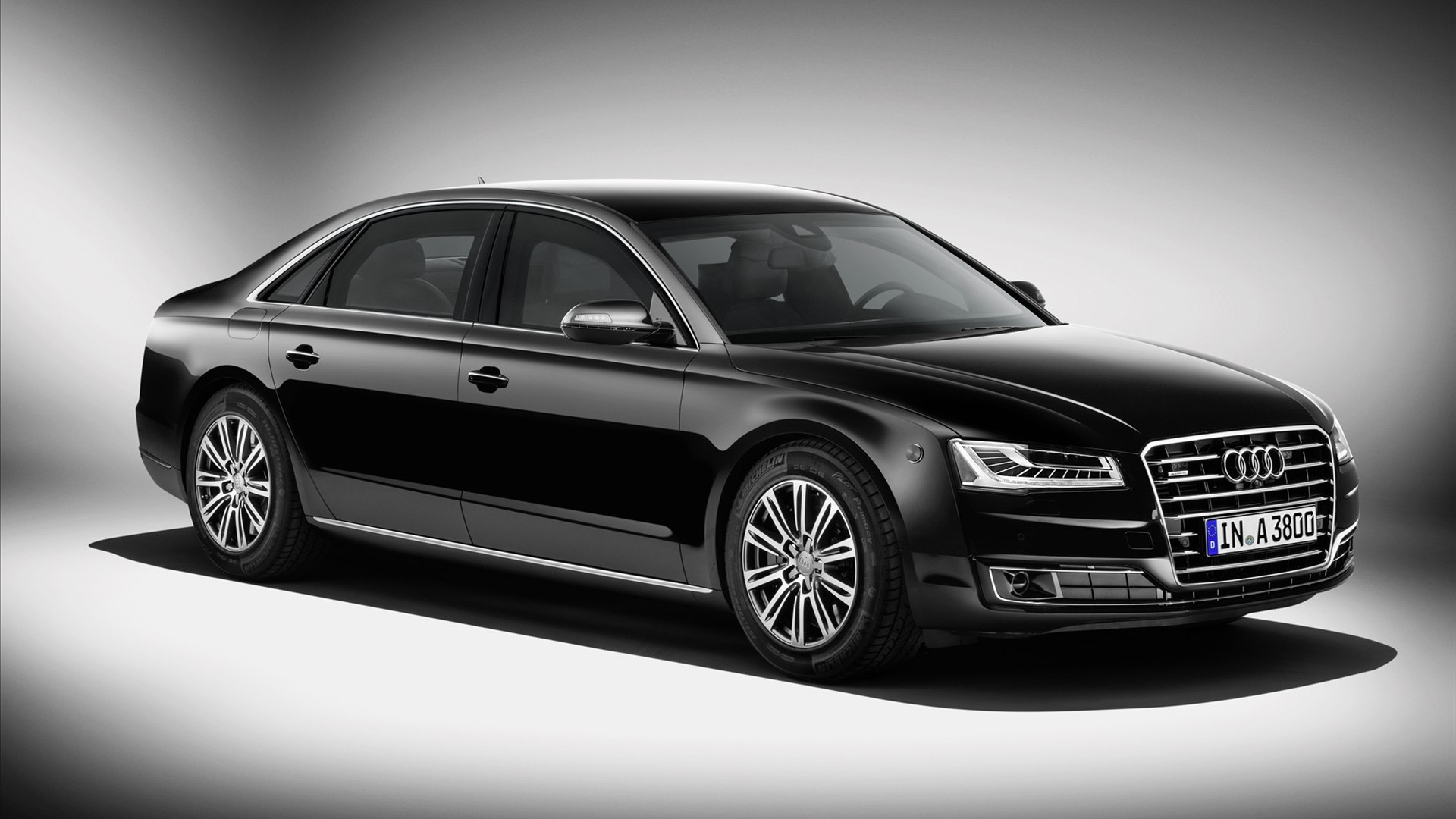Красивый автомобиль Audi A8 2014
