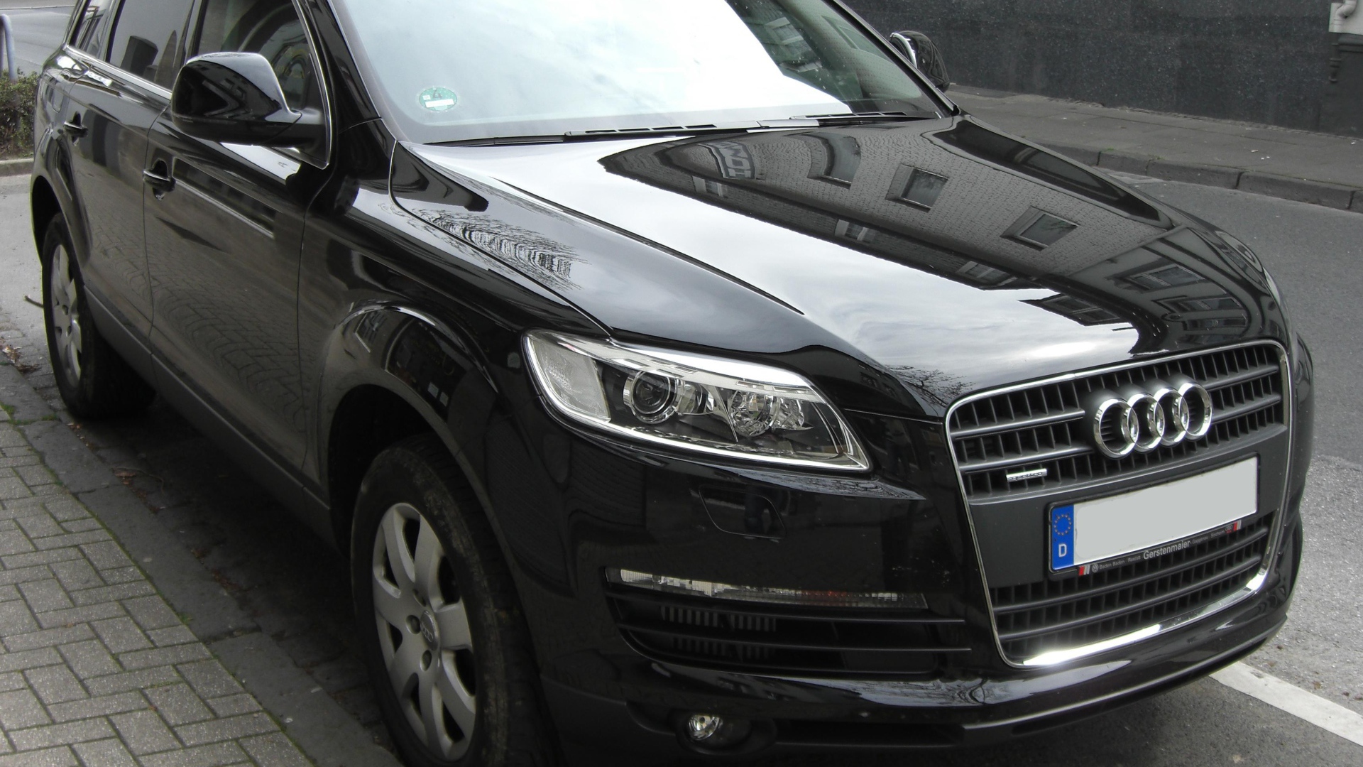 Черный Audi Q7