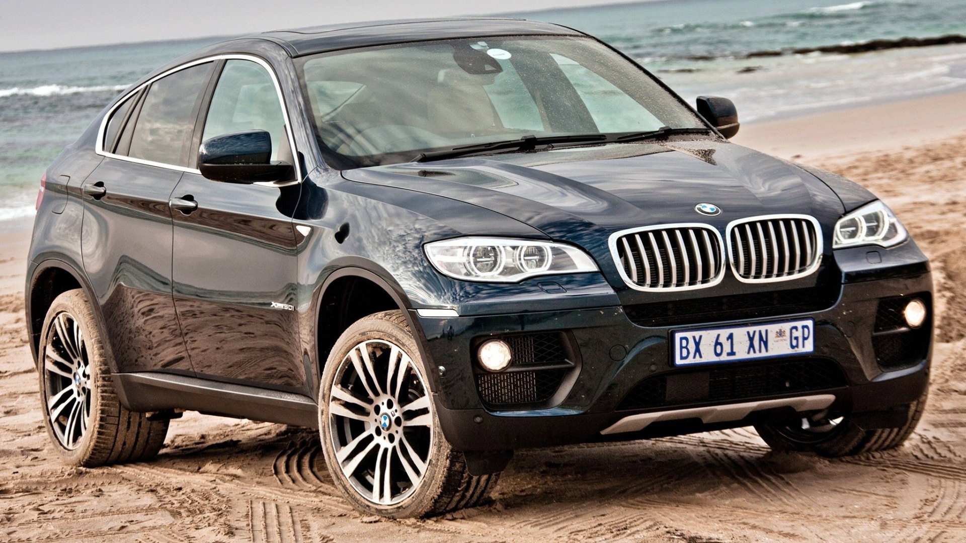 Красивый автомобиль X6 2014 года