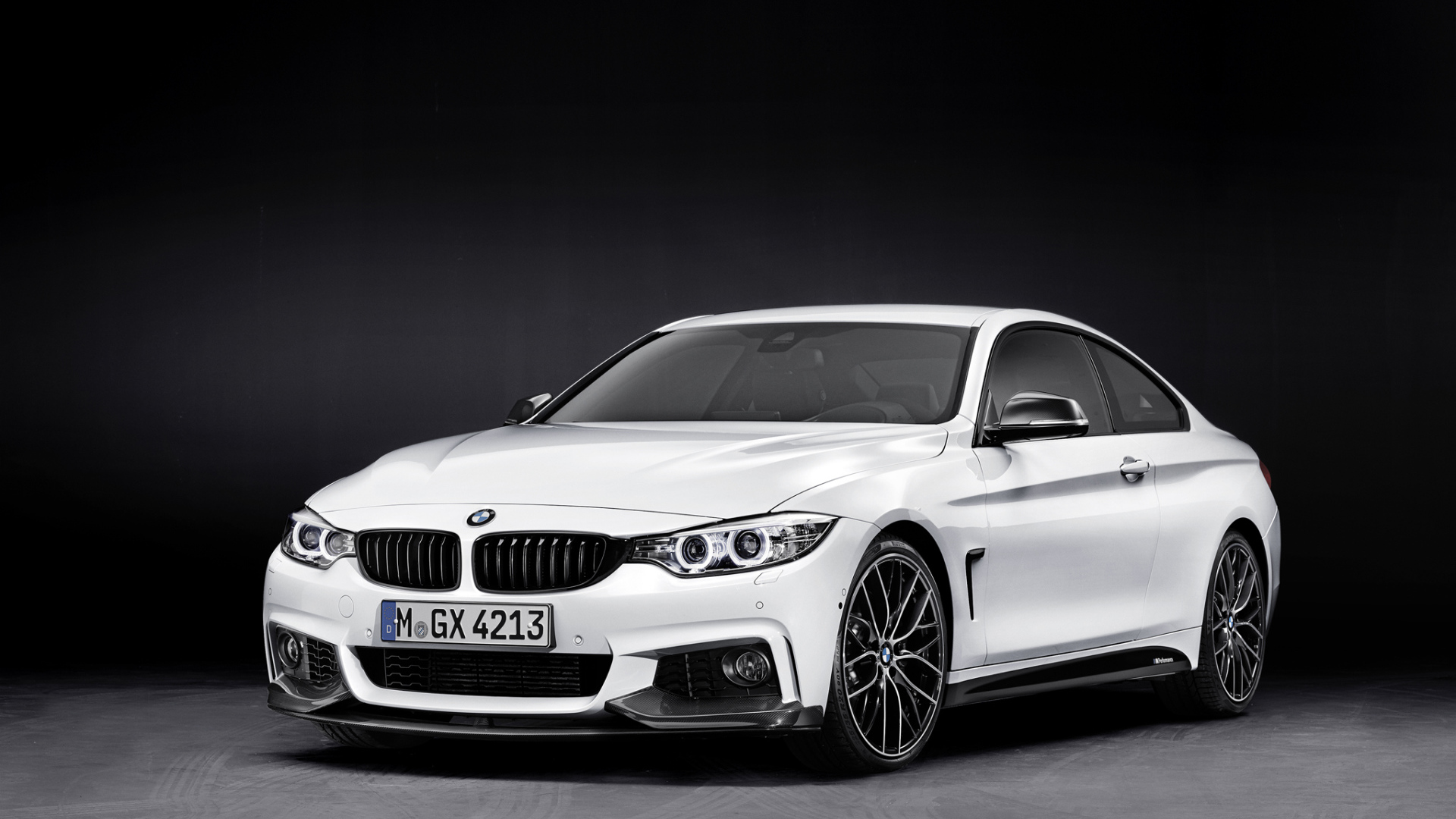 Автомобиль BMW 4-series 2014 года на дороге
