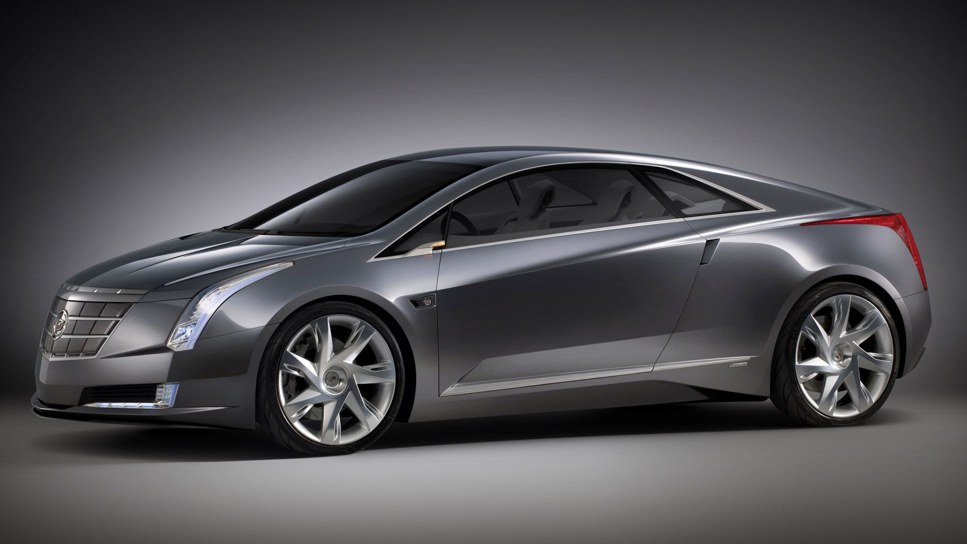 Автомобиль Cadillac ERL 2014 года на дороге