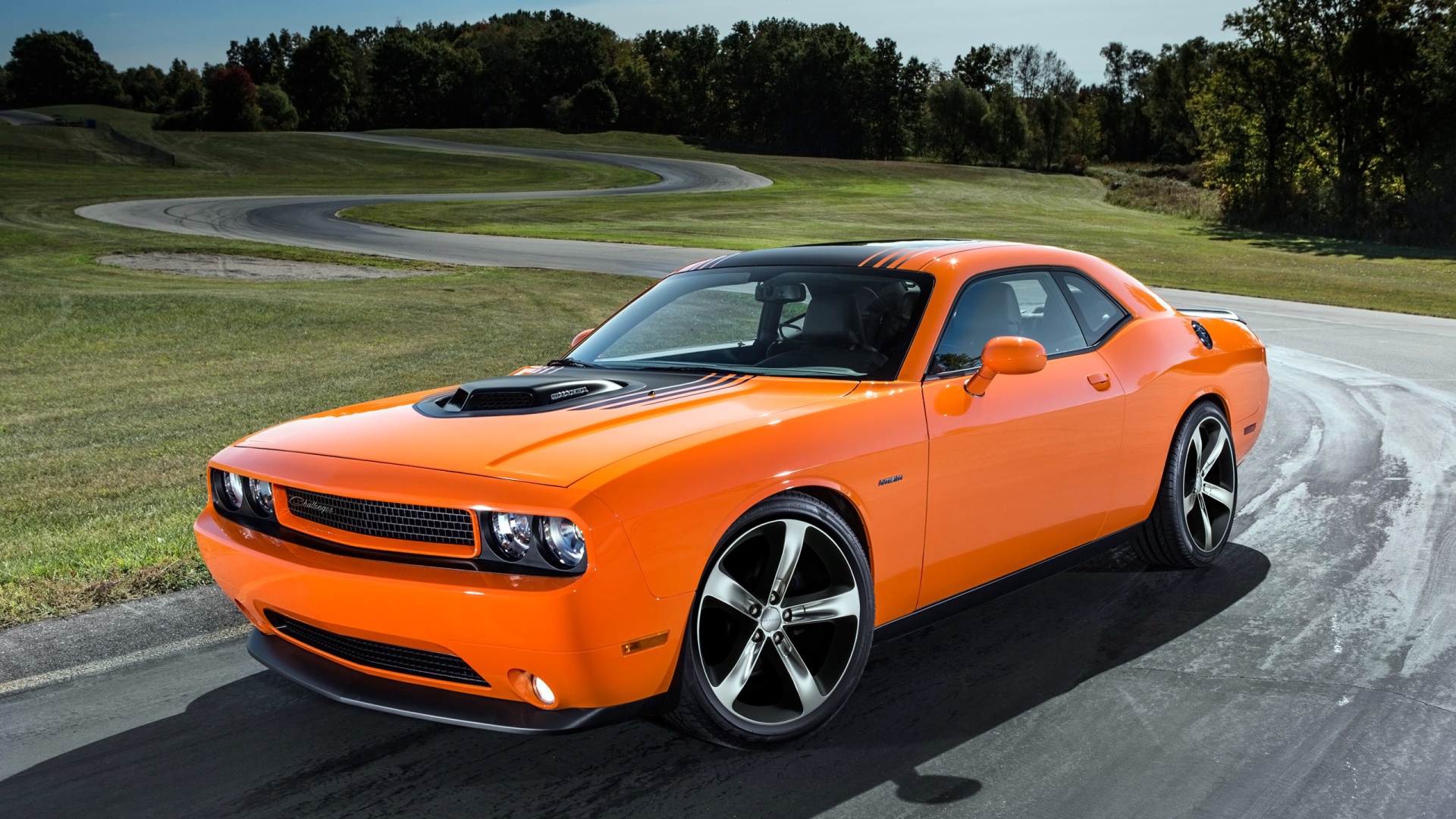 Оранжевый Dodge Challenger RT