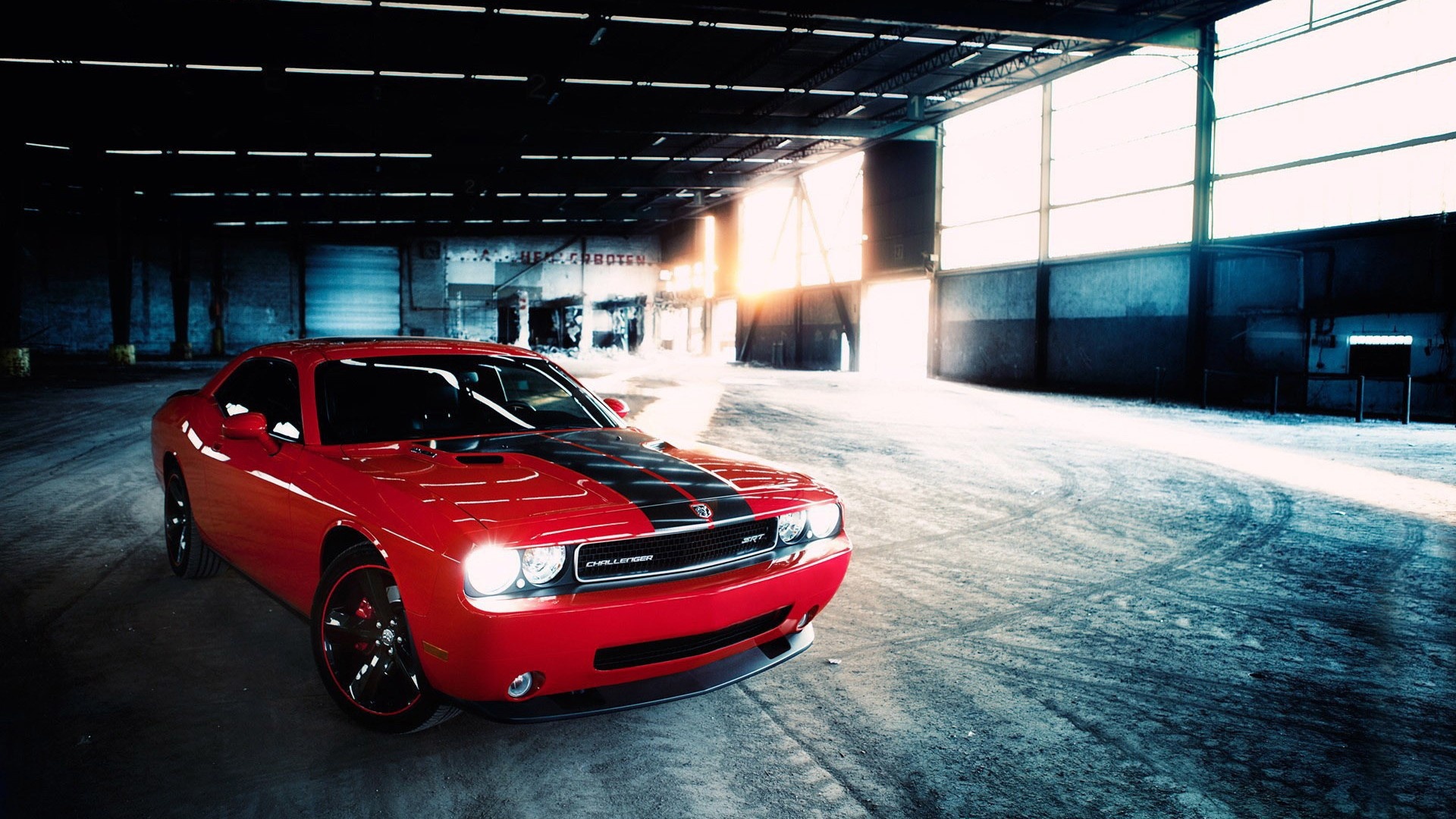 Красный Dodge challenger