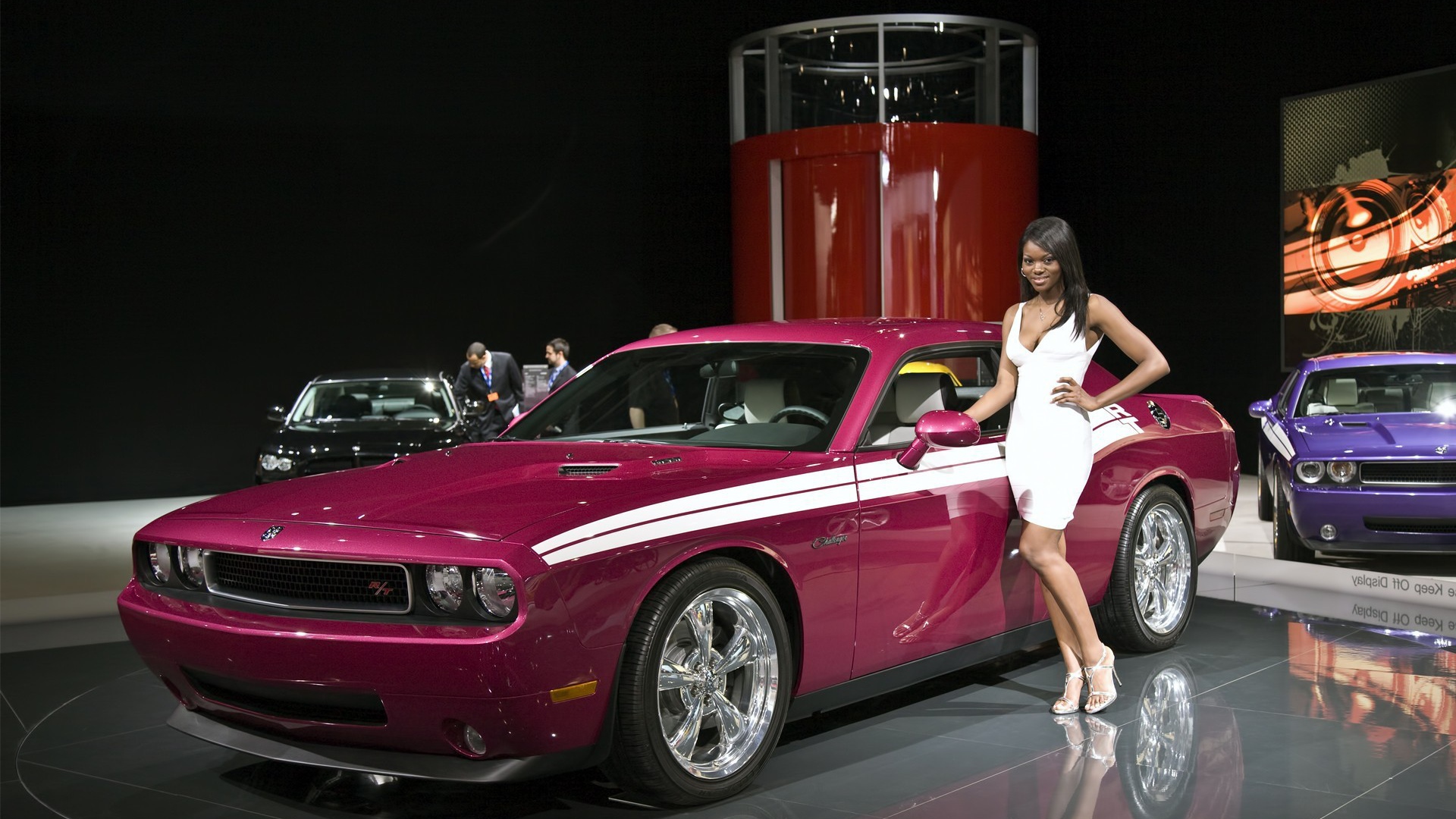 Розовый автомобиль Додже