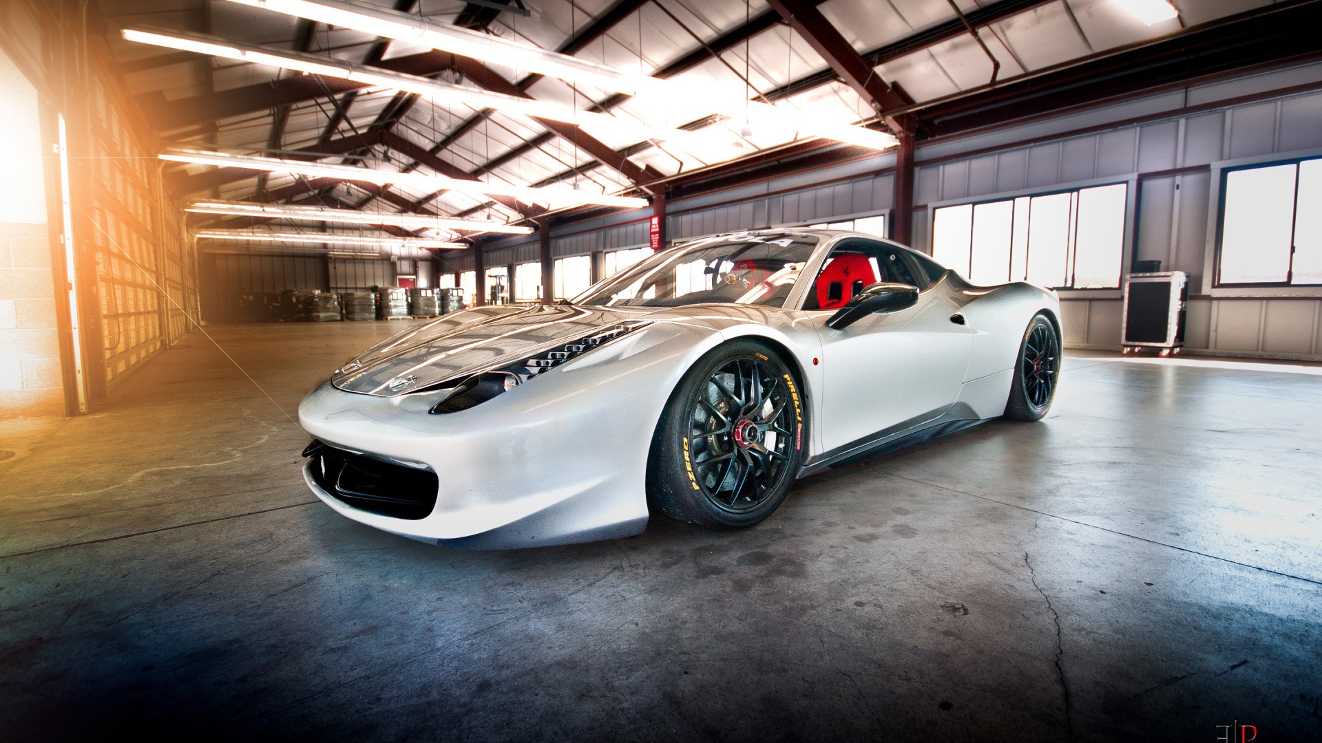 Белый Ferrari 430 Scuderia