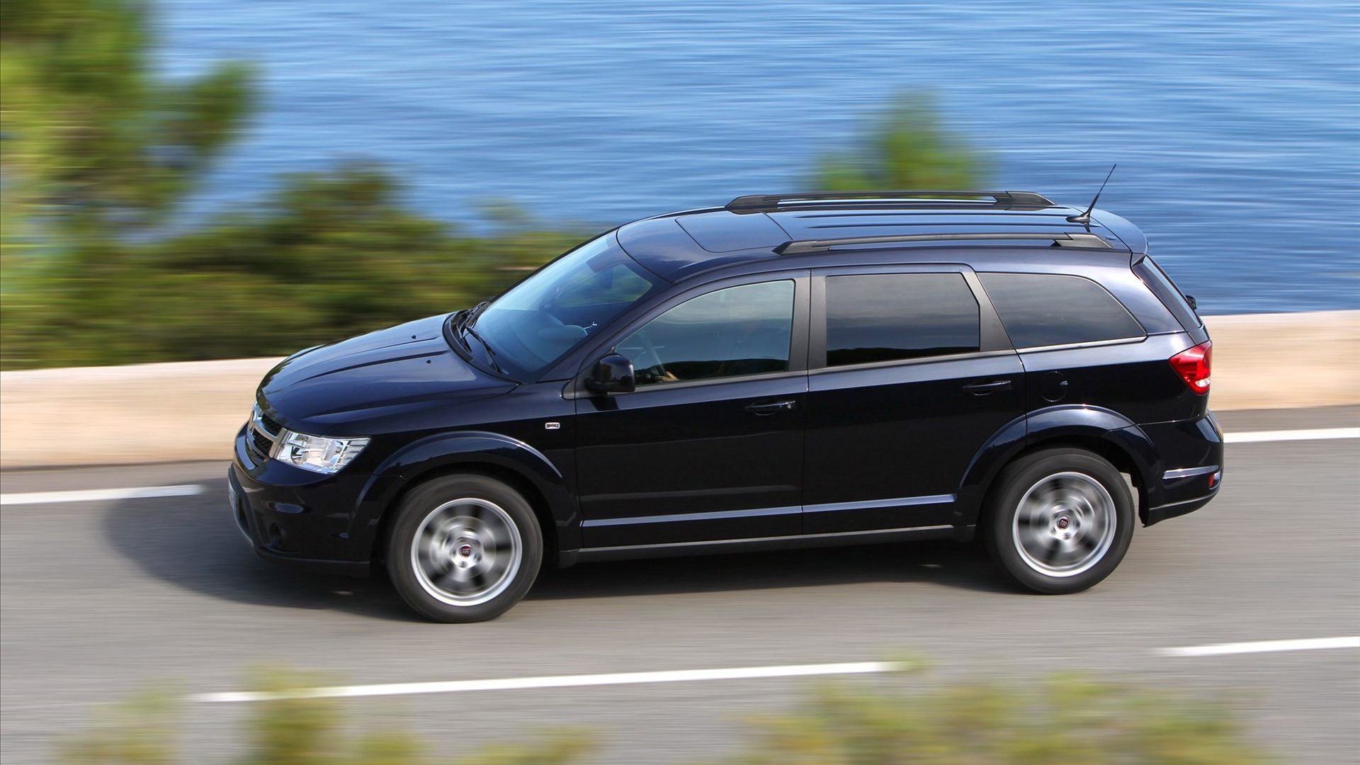 Красивый автомобиль Fiat Freemont