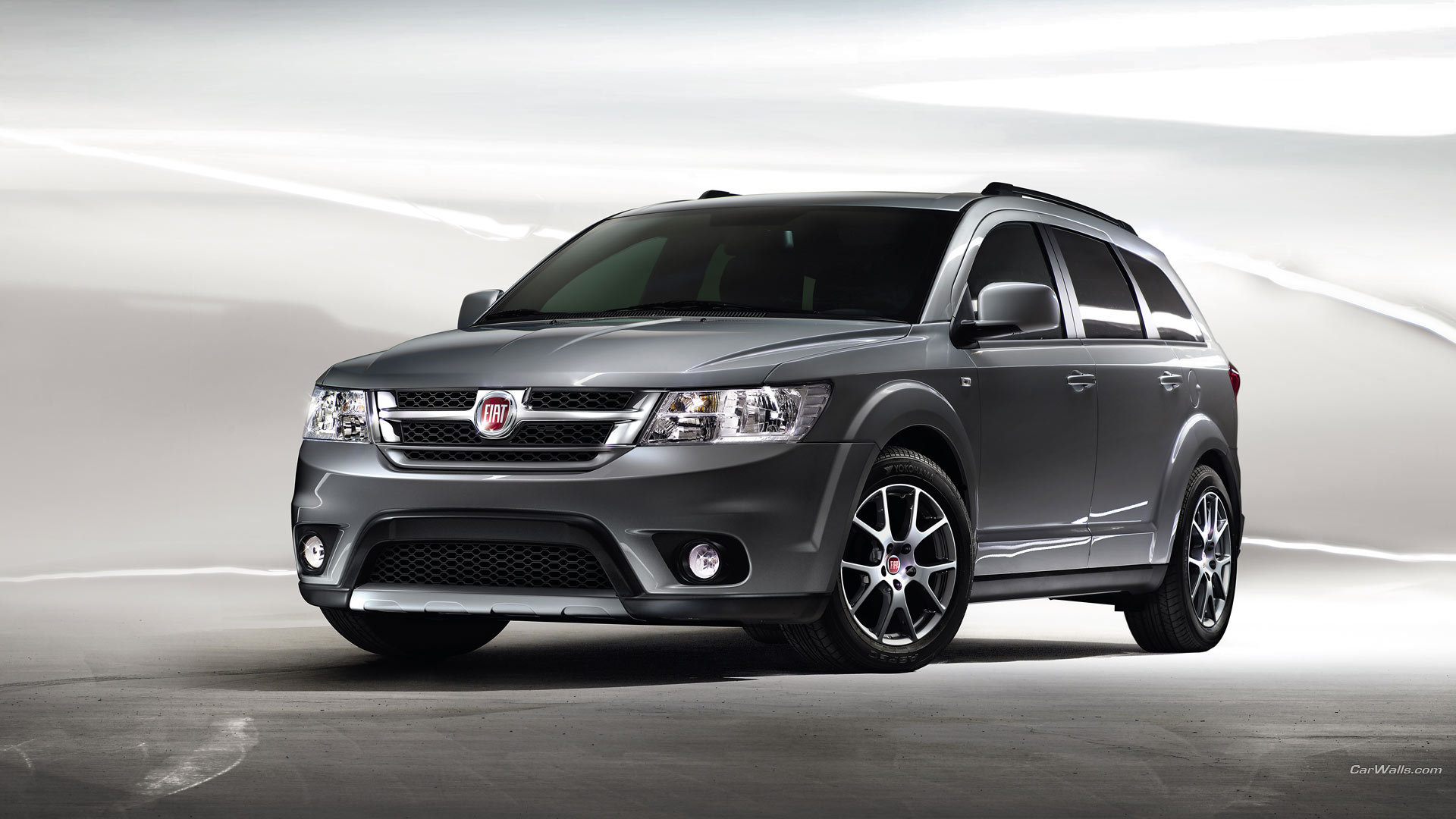 Автомобиль Fiat Freemont на дороге