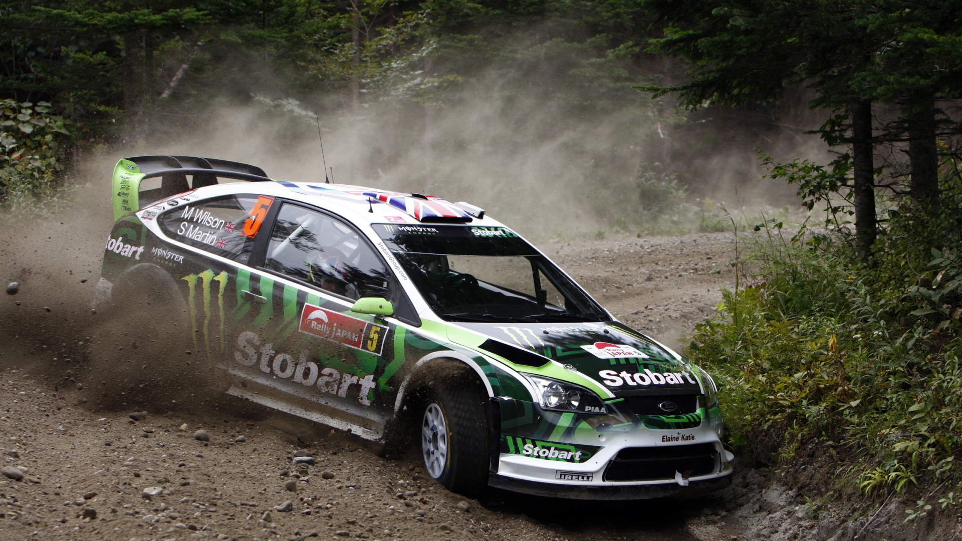 Спортивный форд занесло на дороге