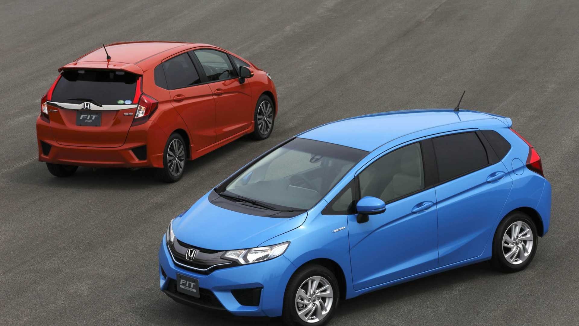 Автомобиль Honda Fit 2014 на дороге