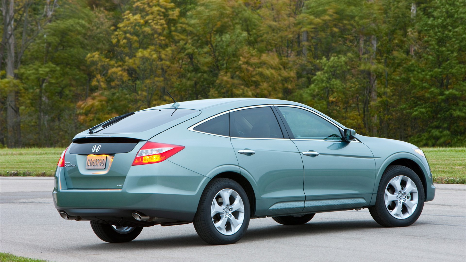 Красивый автомобиль Honda Crosstour