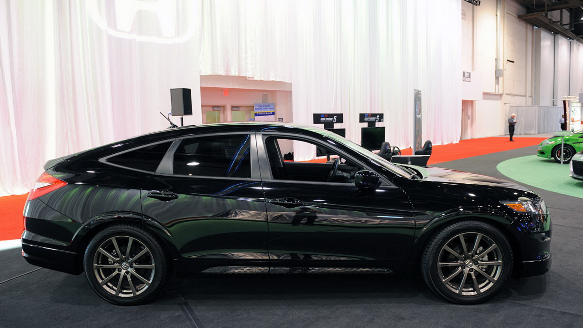 Красивый автомобиль Honda Crosstour в Москве