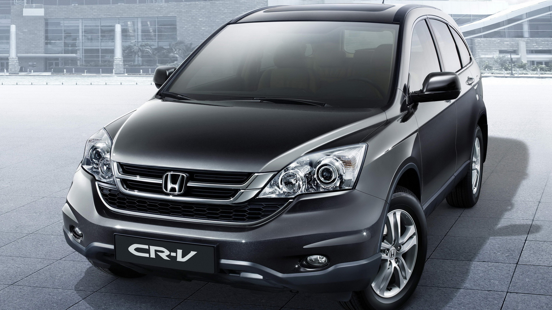 Автомобиль Honda CR V на дороге