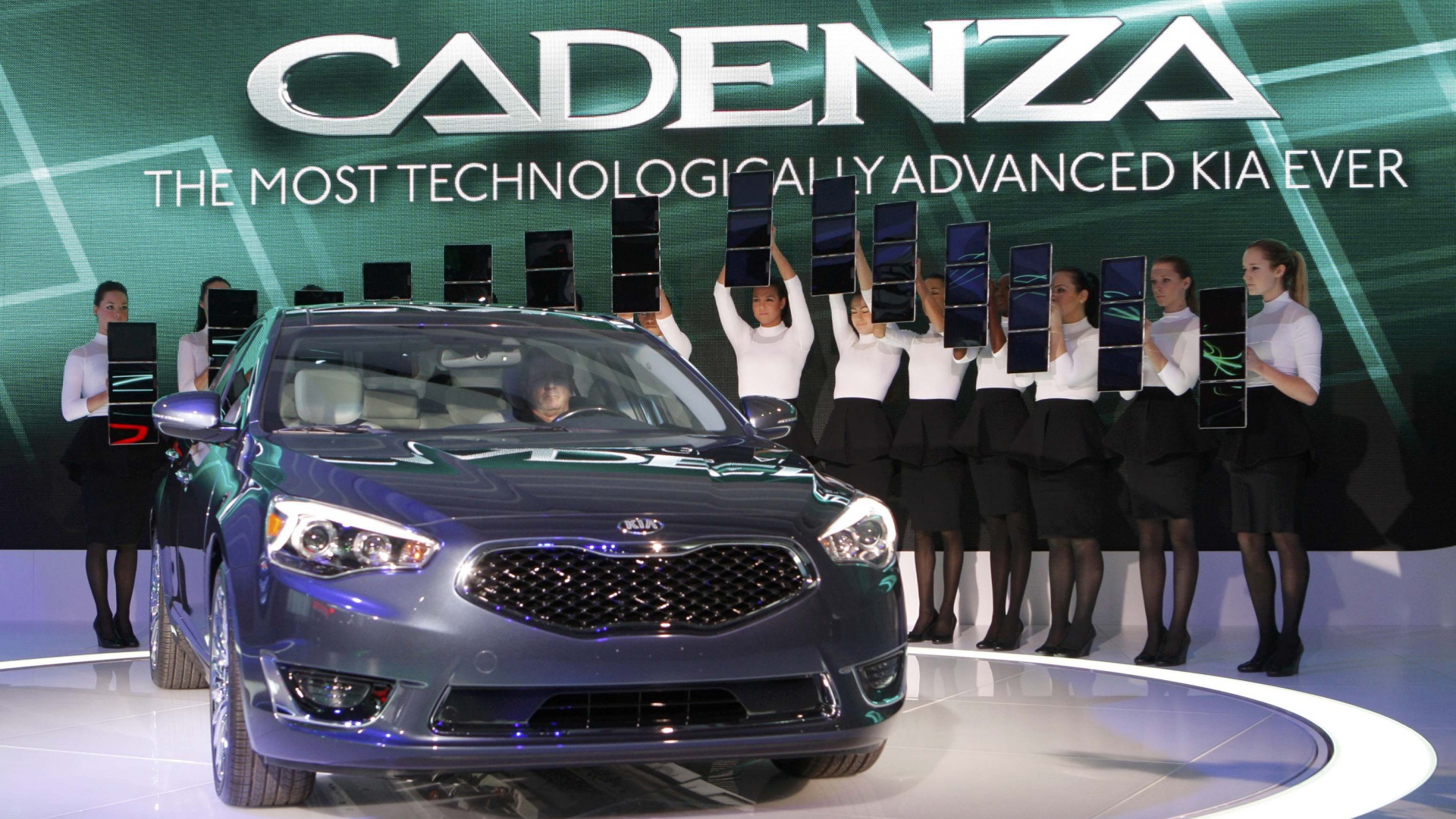 Красивый автомобиль Kia Cadenza 2014 года