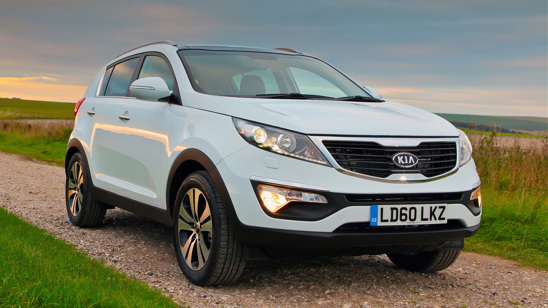  Автомобиль Kia Sportage на дороге