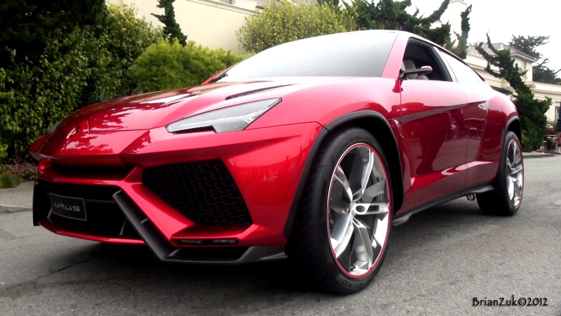 Красивый автомобиль Lamborghini Urus