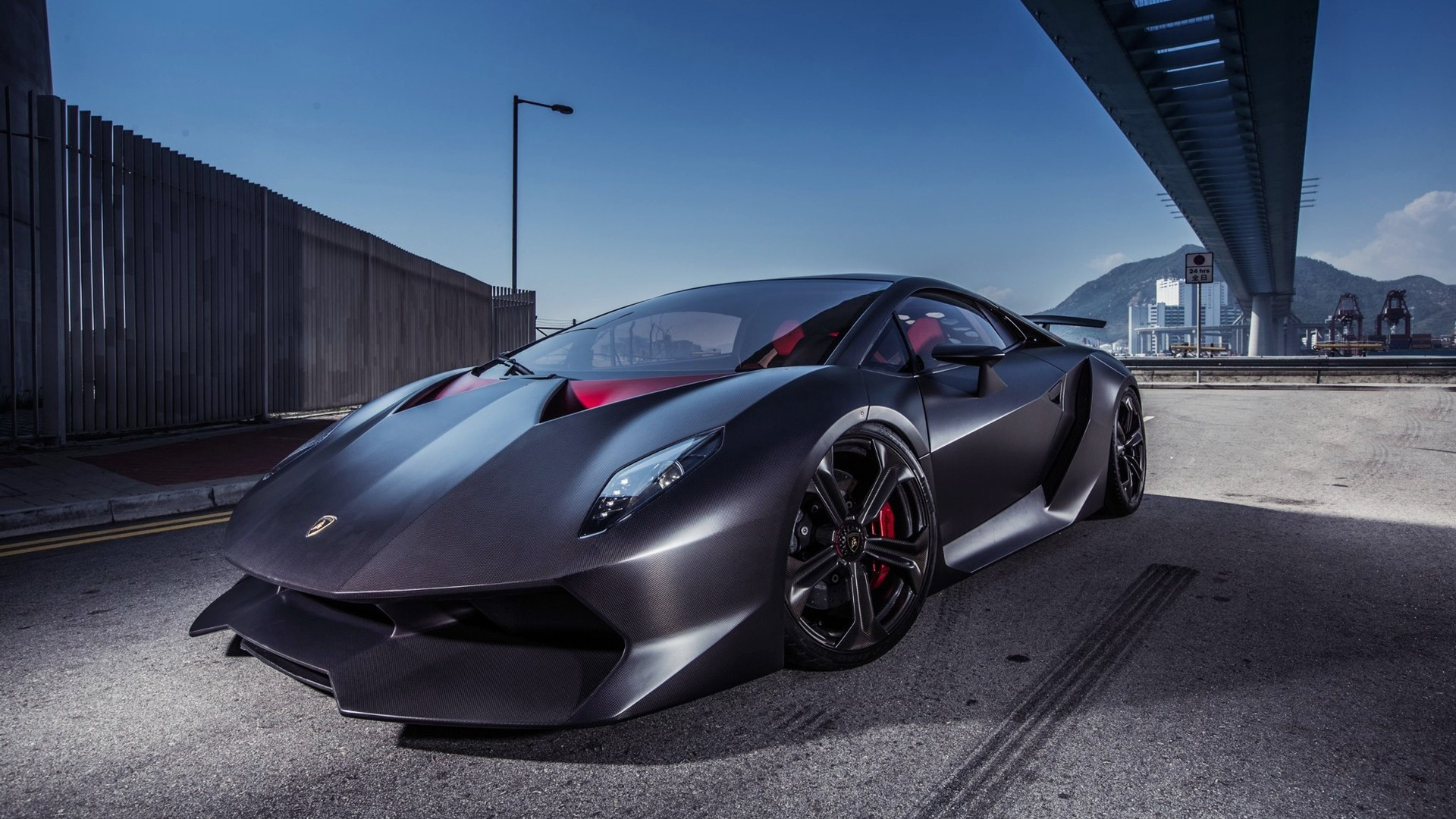 Автомобиль Lamborghini Sesto Elemento на дороге