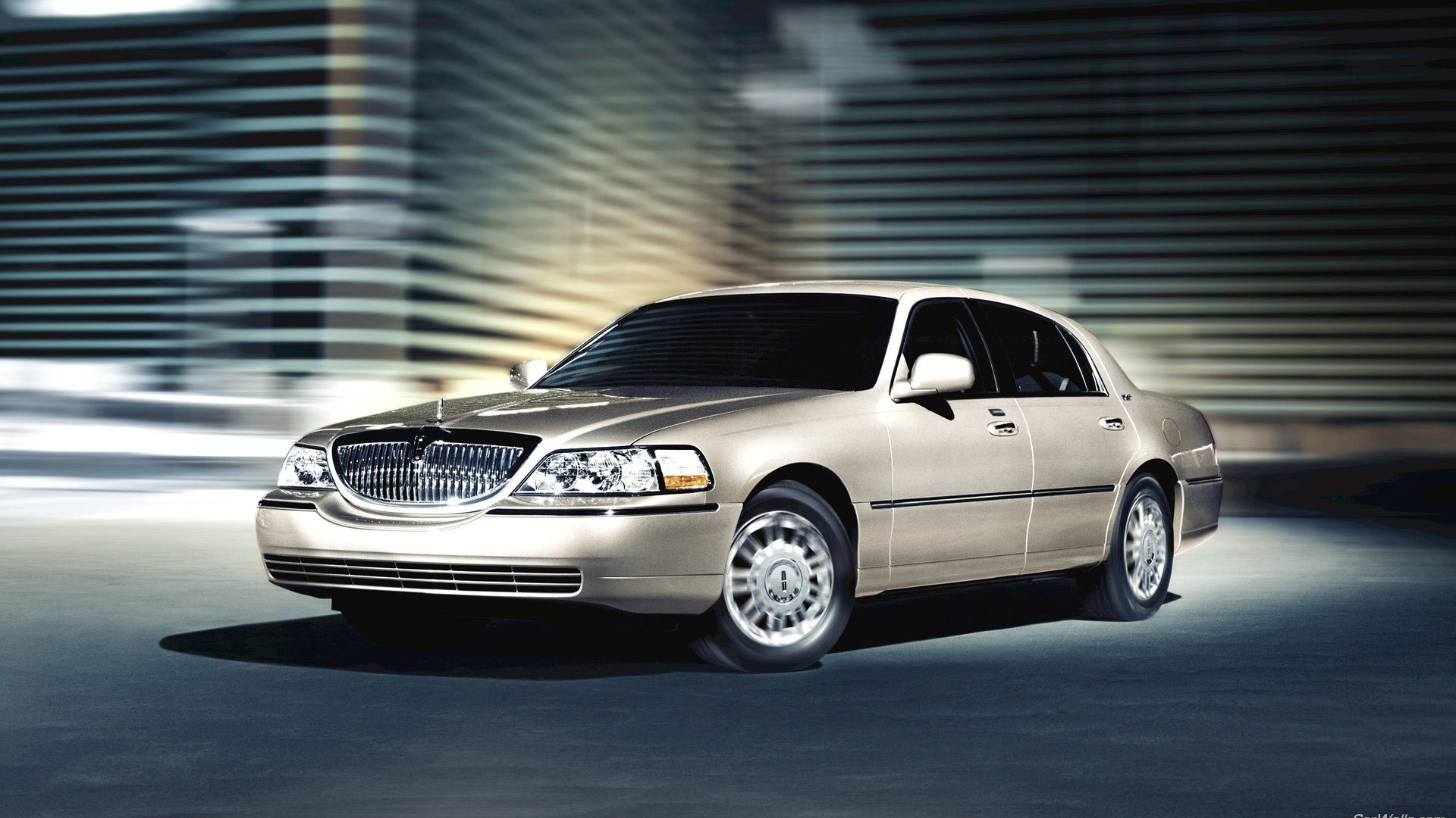 Автомобиль Lincoln Town Car на дороге