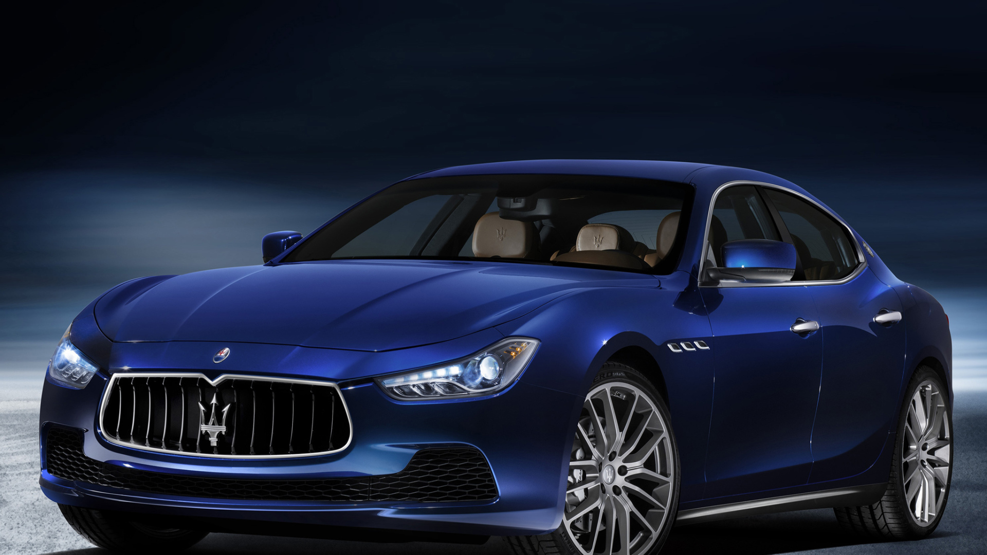 Красивый автомобиль Maserati Ghibli в Москве