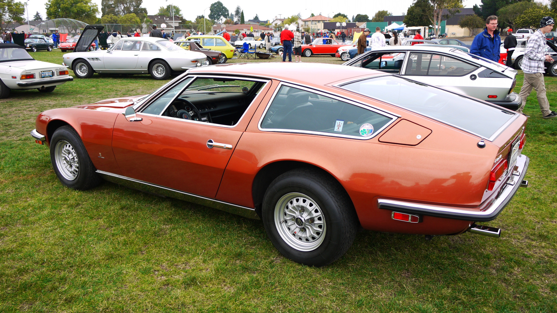 Красивый автомобиль Maserati Indy в Москве