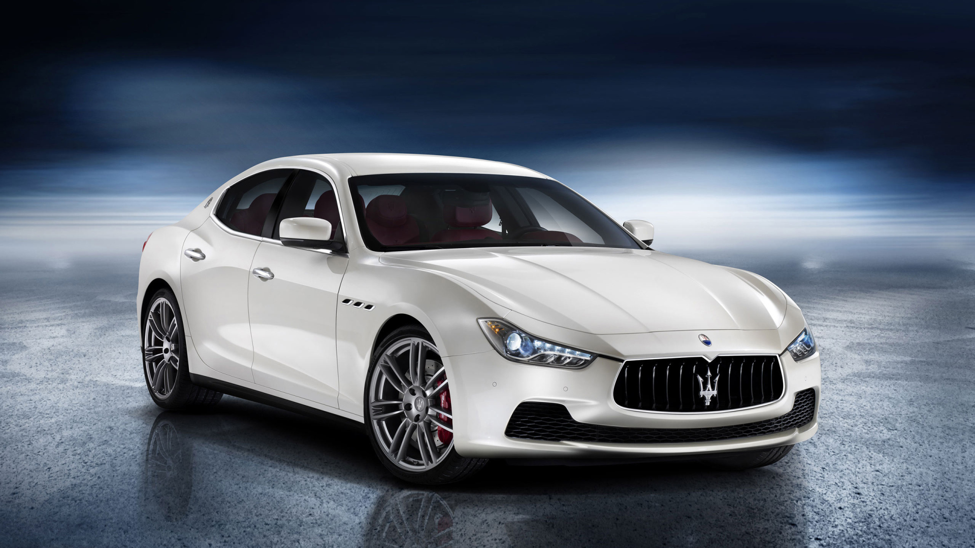 Автомобиль Maserati Ghibli на дороге
