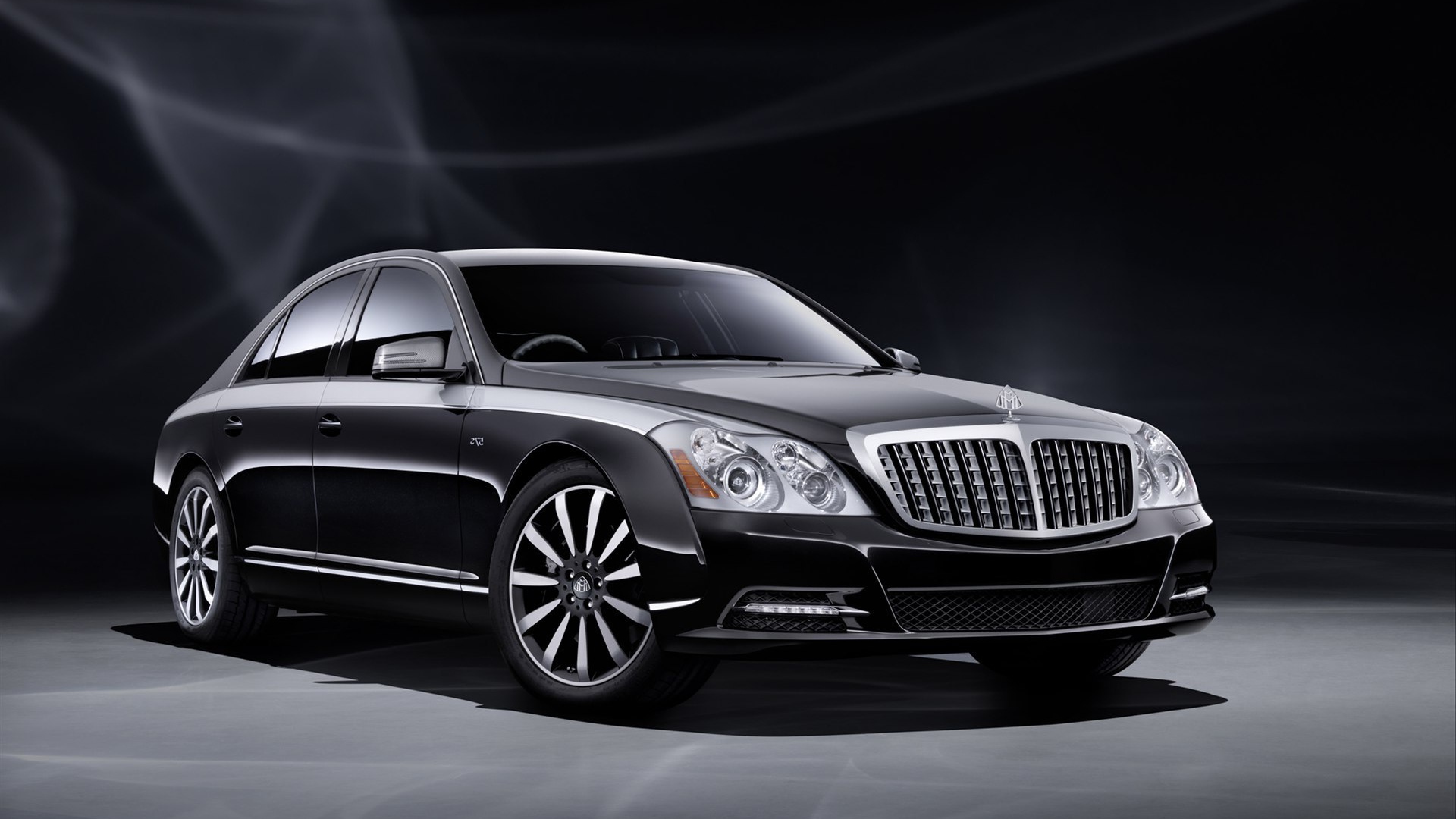  Автомобиль Maybach  2014 на дороге